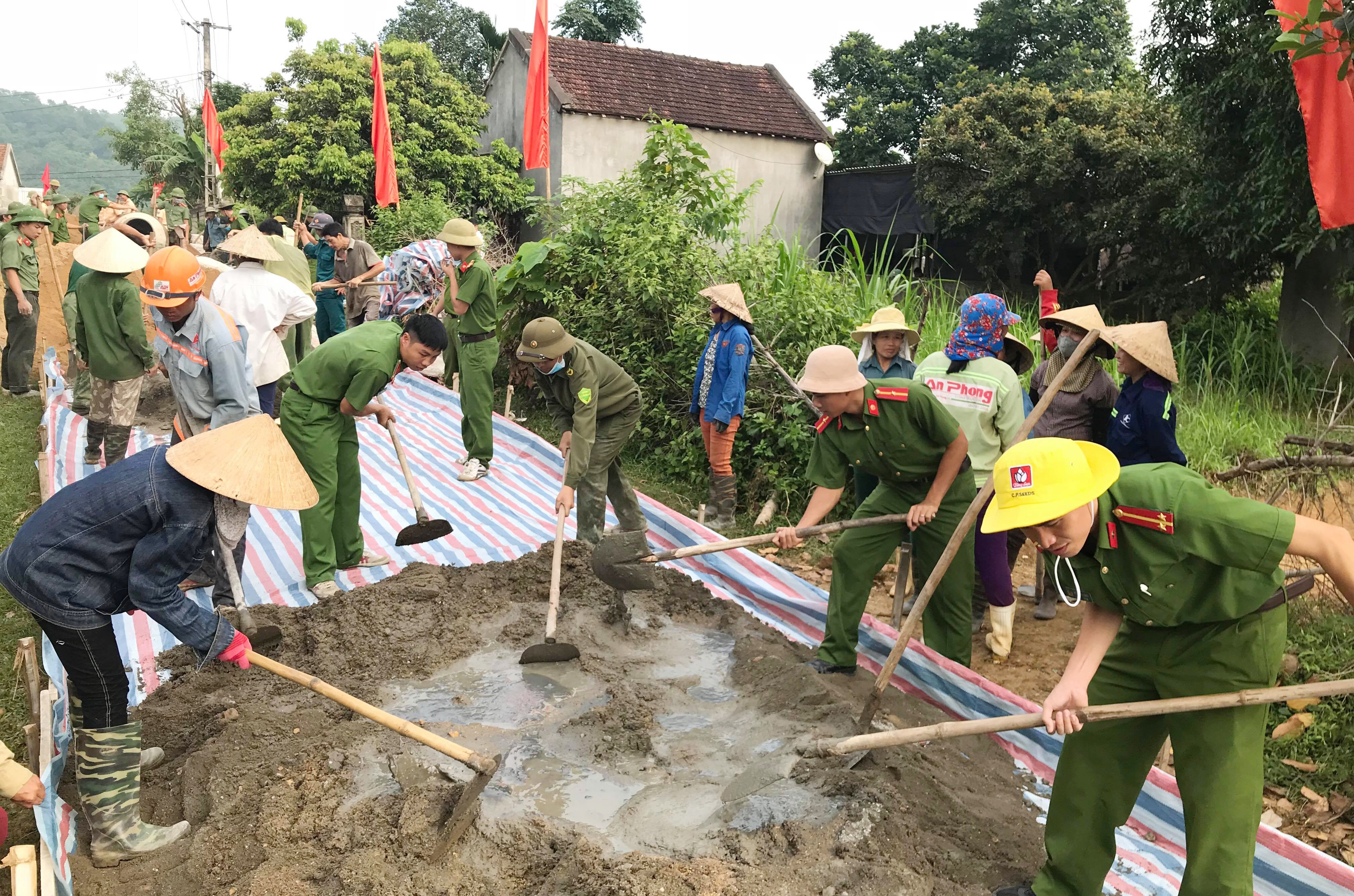 Cán bộ, chiến sỹ Công an huyện Nghĩa Đàn giúp dân làm nông thôn mới. Ảnh: Thái Trường