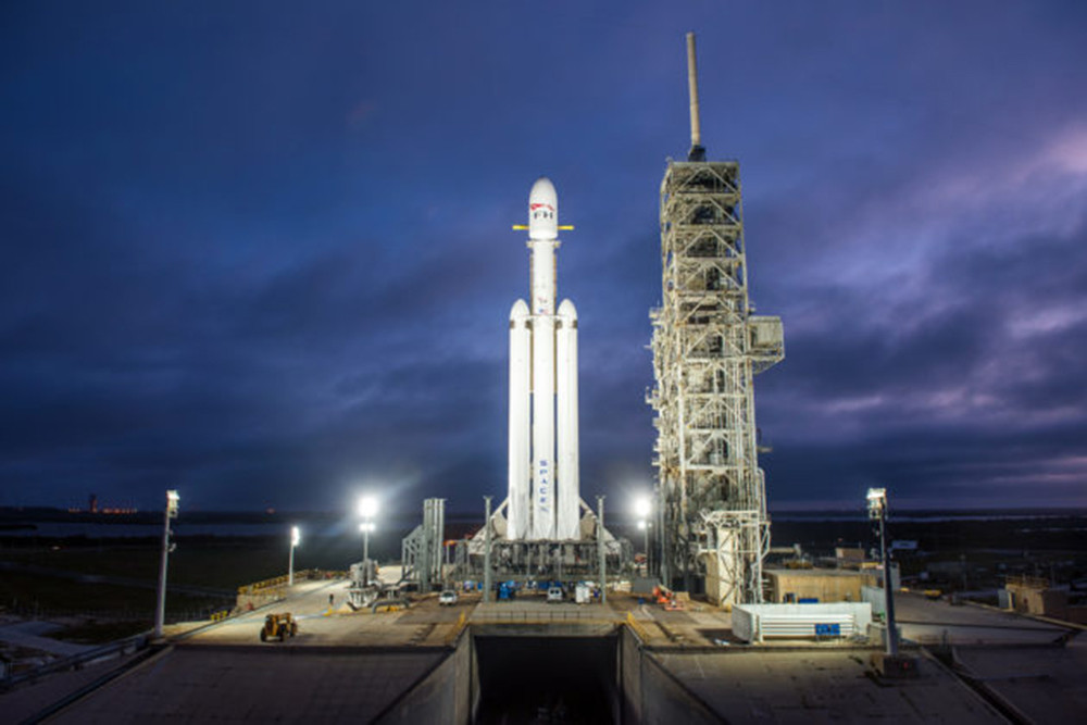 Tên lửa Falcon của SpaceX tại Trung tâm hàng không Kennedy của NASA sẵn sàng cho vụ phóng dự kiến được thực hiện lại vào 30/5. Ảnh: SpaceX.com