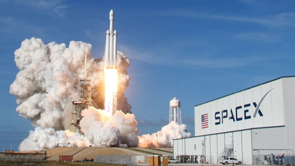 Một tên lửa Falcon Heavy của SpaceX ra khỏi bệ phóng tại Trung tâm vũ trụ Kennedy ở Florida, vào ngày 6 tháng 2 năm 2018. Ảnh: Reuters