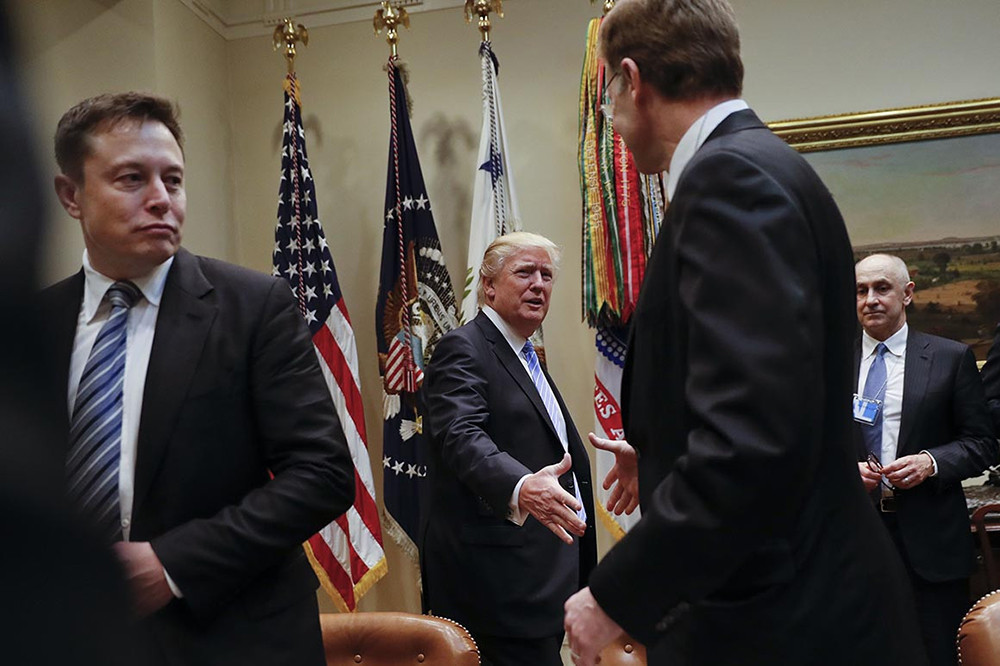 Tổng thống Donald Trump và Giám đốc điều hành SpaceX Elon Musk tham dự một cuộc họp tại Nhà Trắng của các nhà lãnh đạo doanh nghiệp năm 2017. Ảnh: Politico