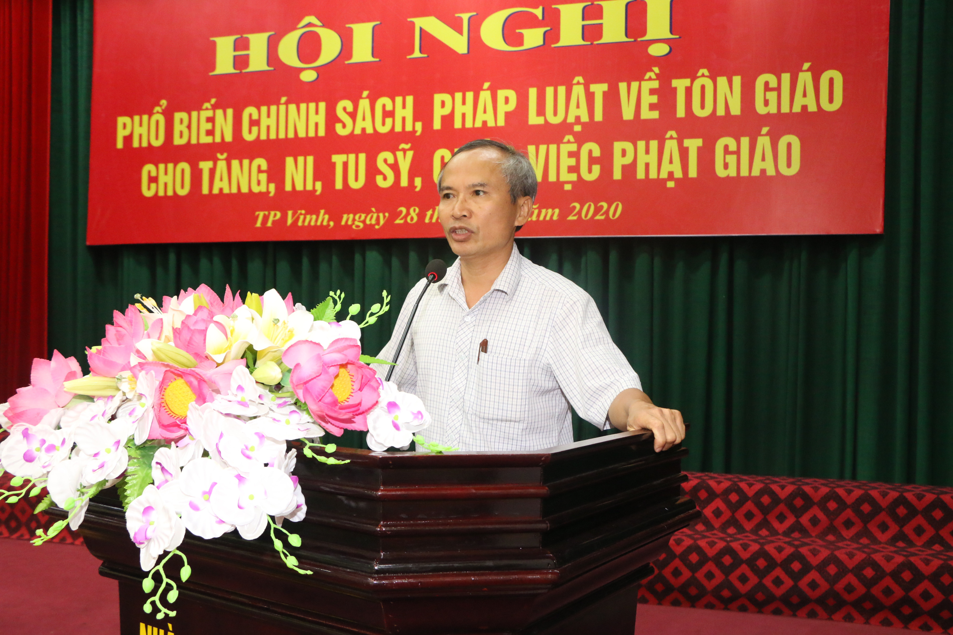Ông Lưu Công Vinh- Phó giám đốc Sở Nội vụ, Trưởng ban Tôn giáo tỉnh phát biểu tại hội nghị. Ảnh: K.L