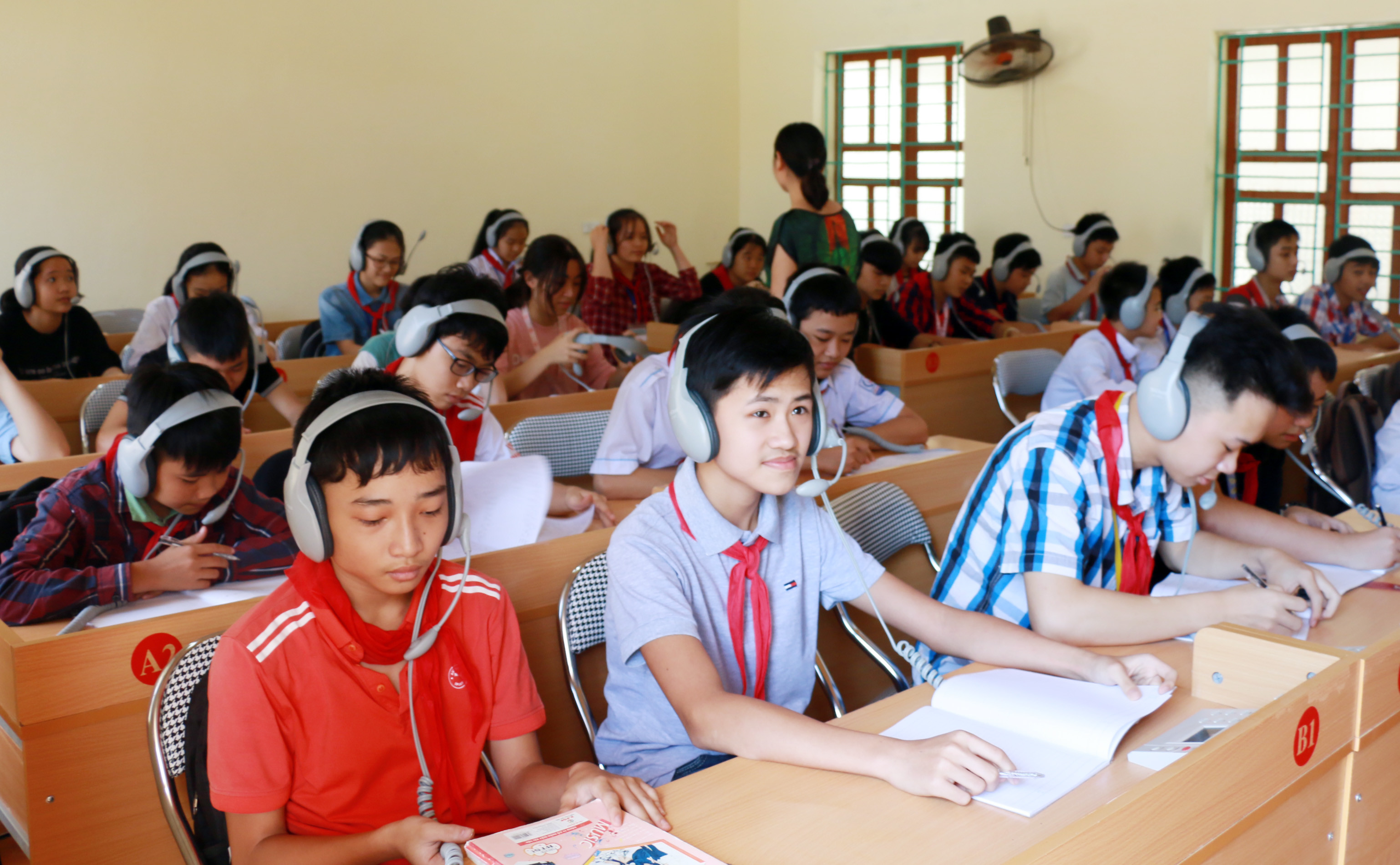 Giờ học ngoại ngữ của học sinh Trường THCS Tôn Quang Phiệt - Thanh Chương, 1 trong 14 trường được chọn xây dựng trường trọng điểm chất lượng cao. Ảnh: Mỹ Hà