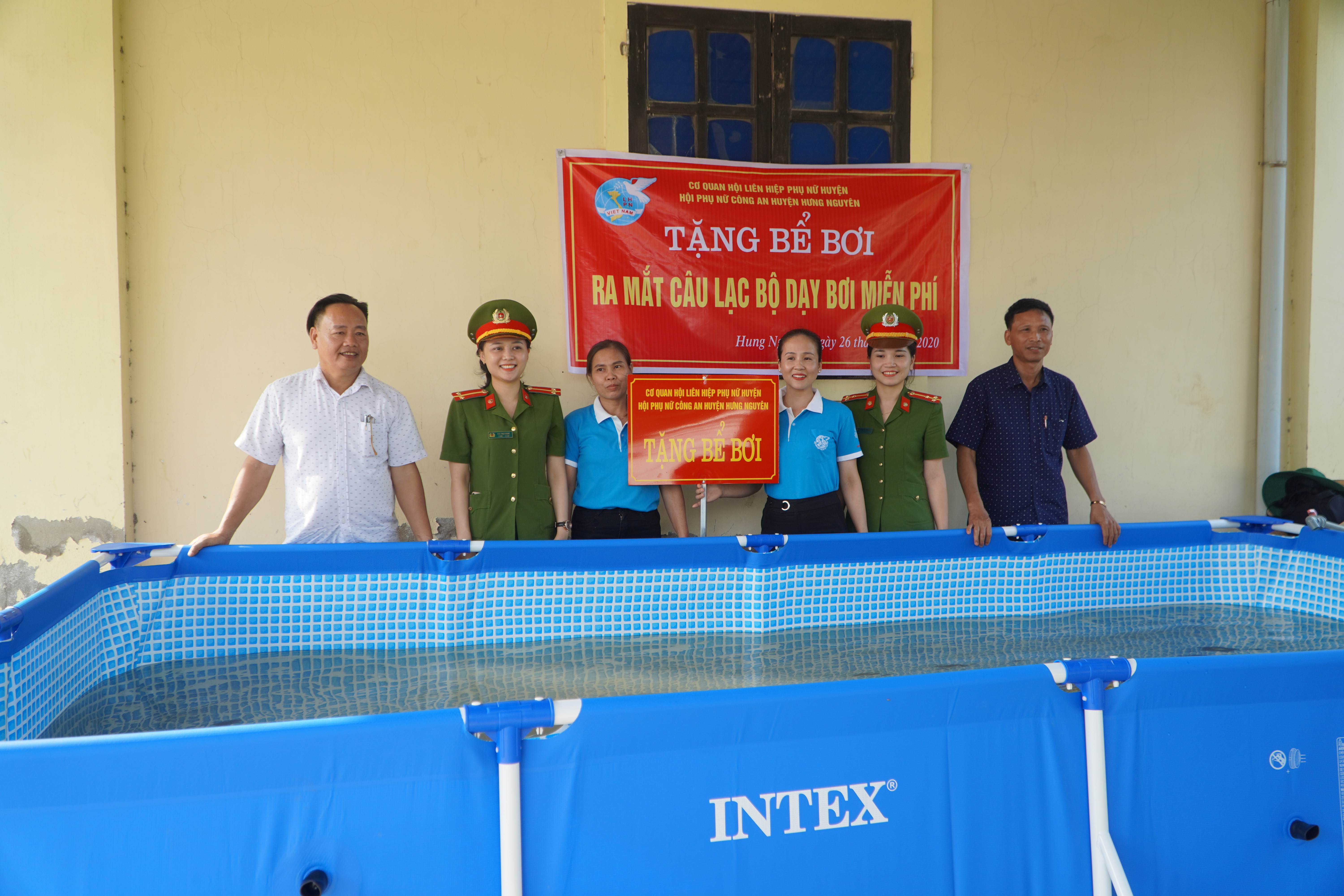 Hội Phụ nữ huyện, công an huyện trao tặng bể bơi thông minh cho xã Hưng Trung. Ảnh: Thanh Tâm