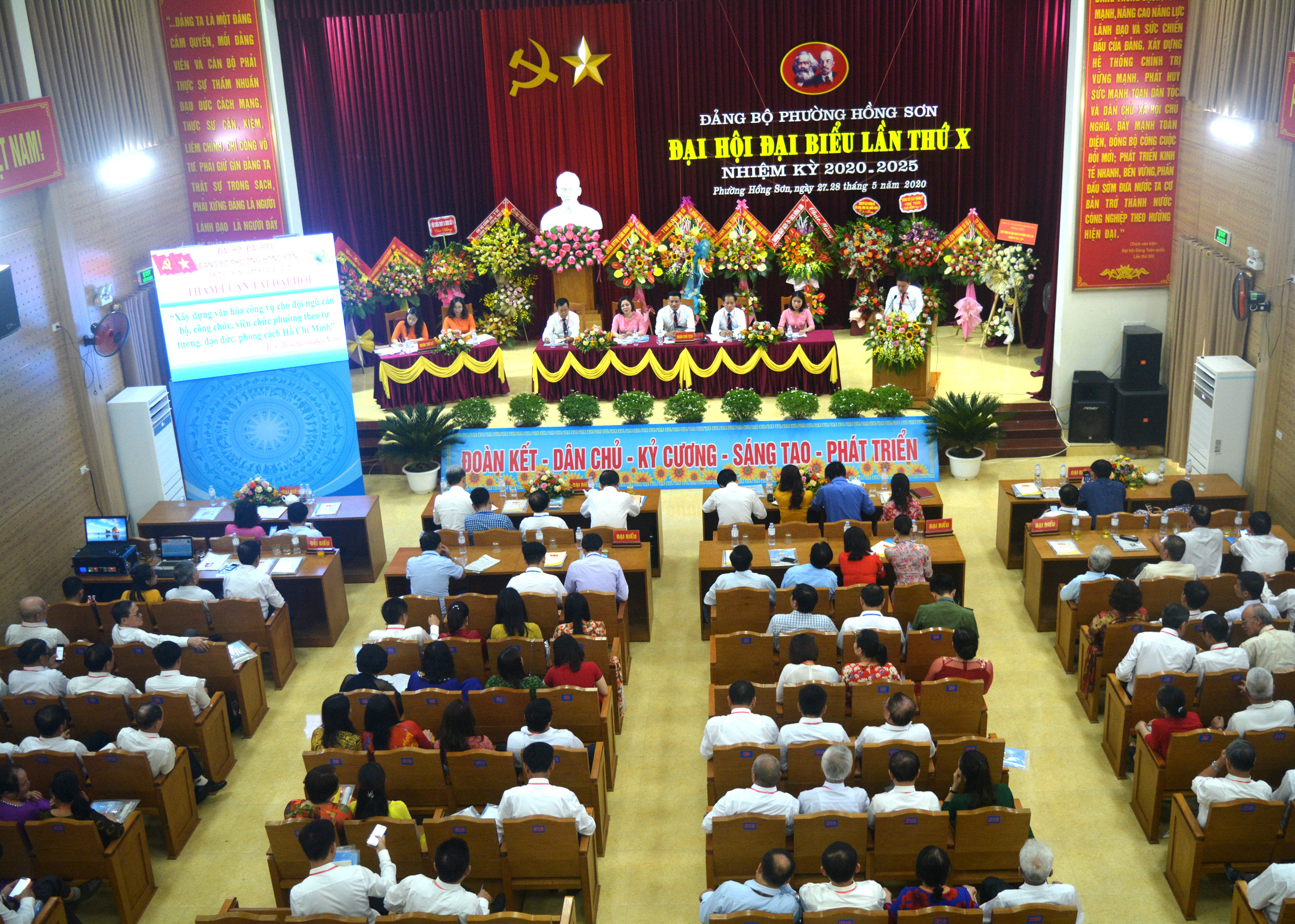 Về dự đại hội có các đồng chí Nguyễn Văn Lư, Phó Bí thư thành ủy Vinh, Chủ tịch HĐND thành phố và lãnh đạo một số ban ngành thành phố Vinh và 160 đại biểu đại diện cho đảng viên trong toàn phường.