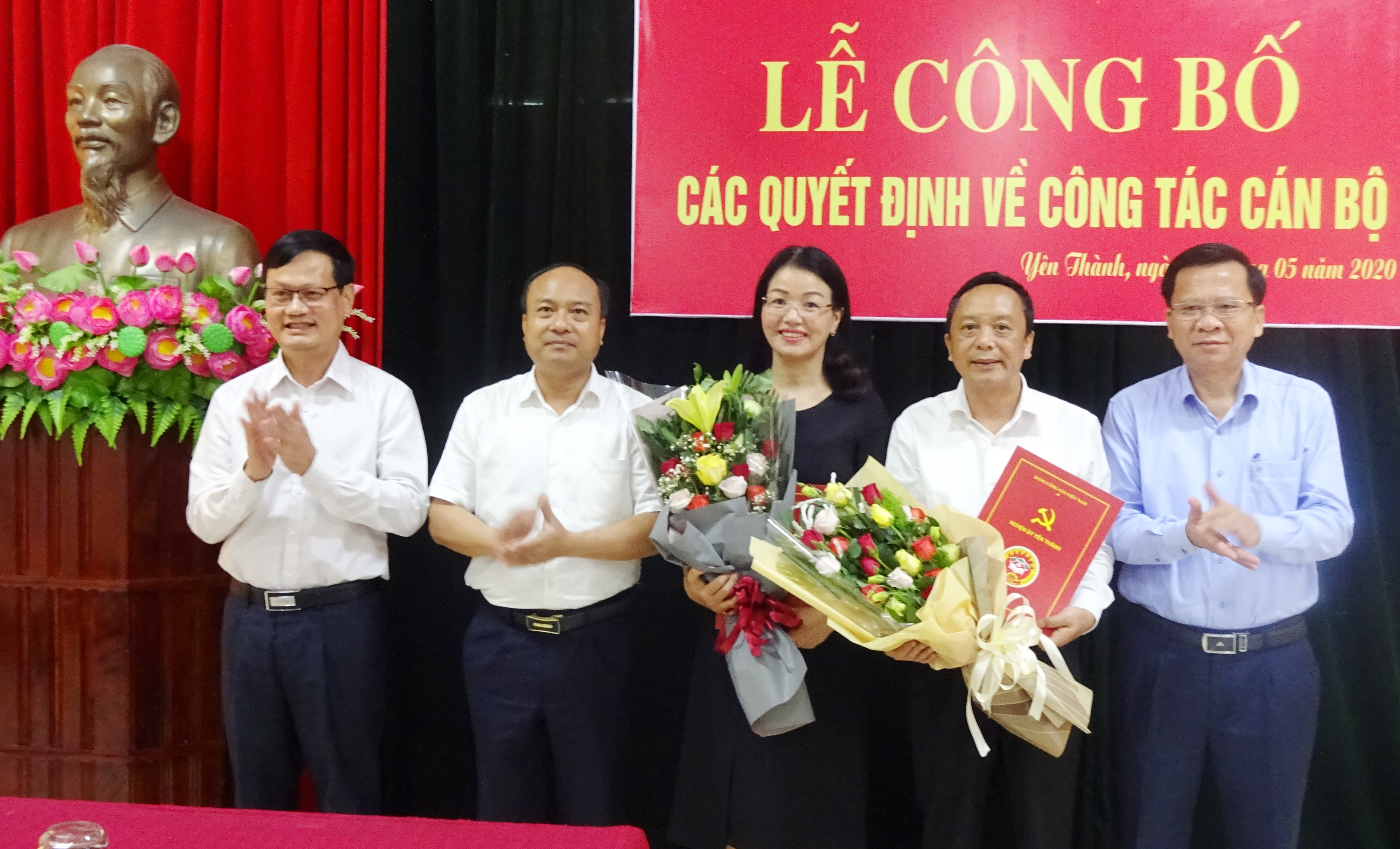 Lãnh đạo huyện Yên Thành trao quyết định và tăng hoa chúc mừng 2 đồng chí được điều động nhận nhiệm vụ mới