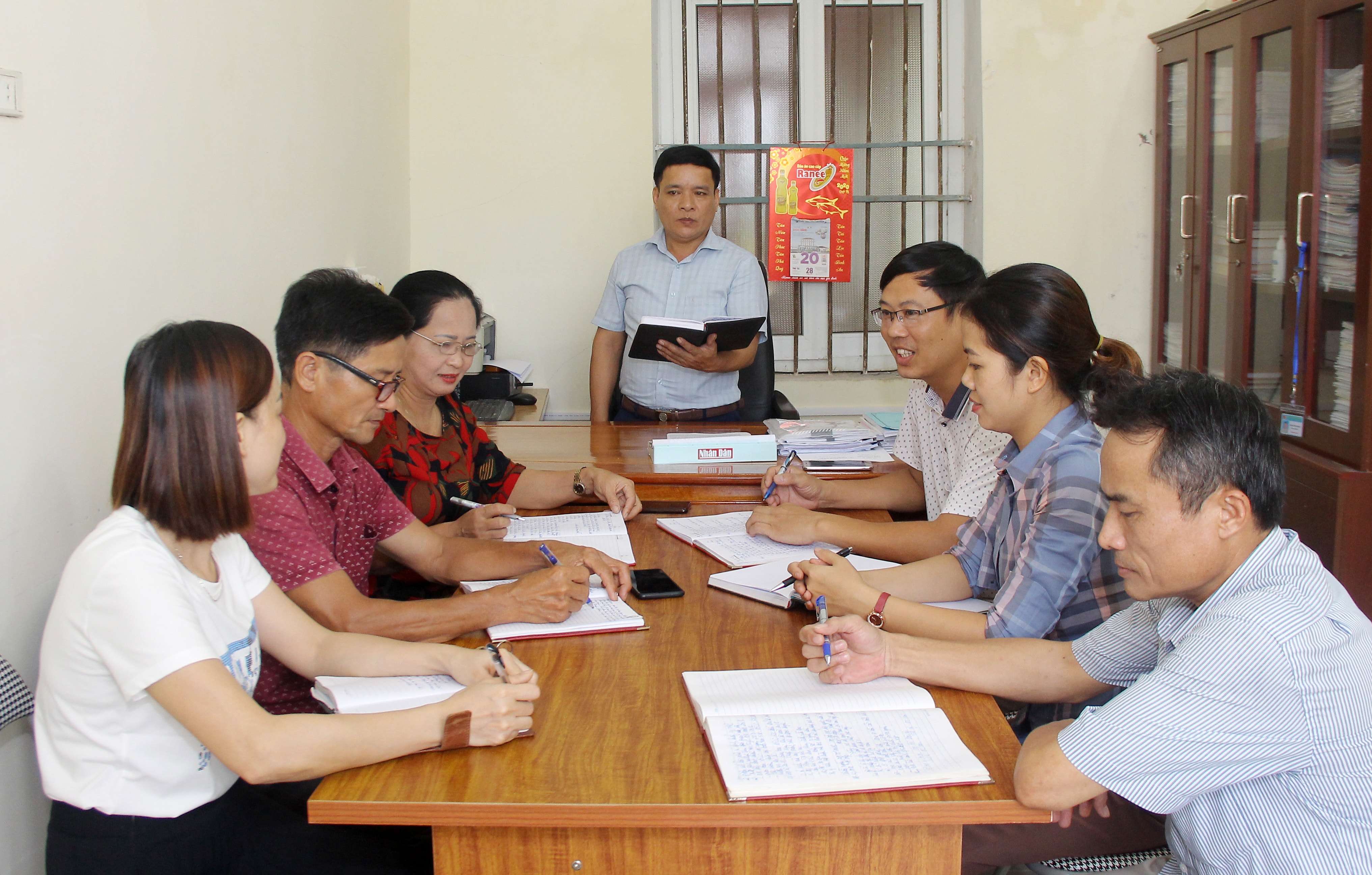 Đảng ủy xã Châu Nhân giao ban chính quyền. Ảnh: Mai Hoa