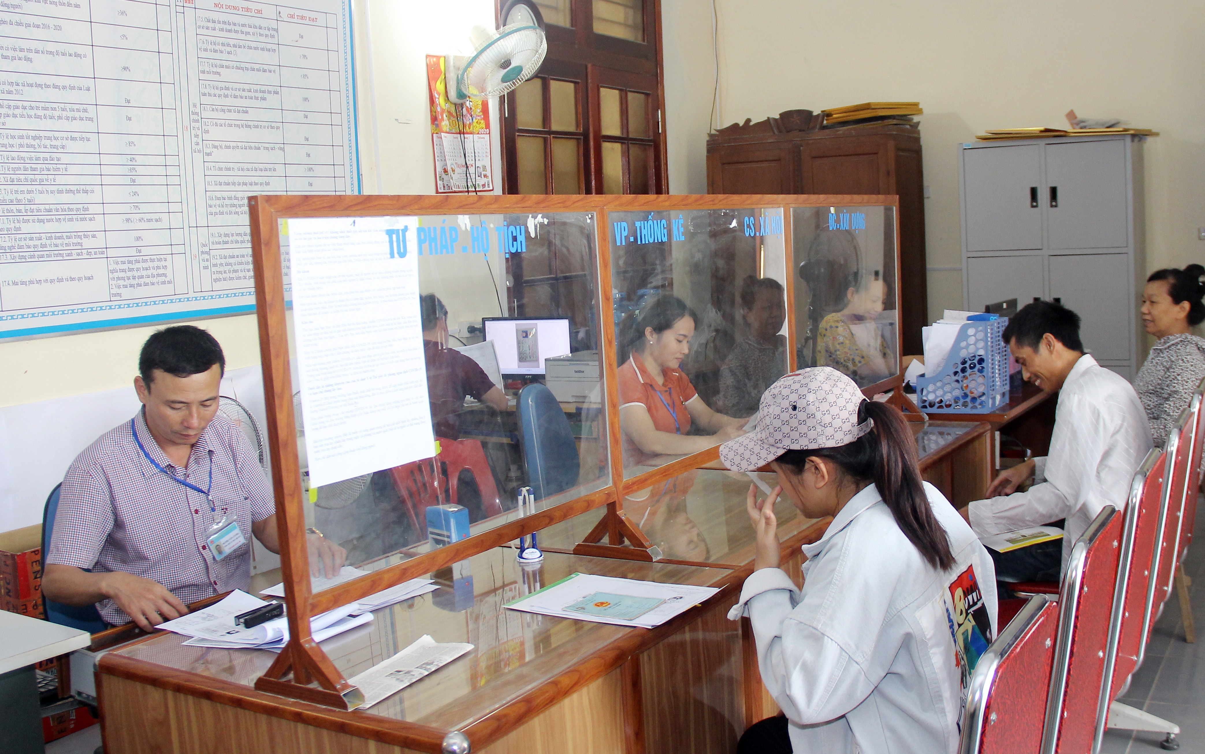 Người dân đến giao dịch tại một cửa xã Châu Nhân-Ảnh Mai Hoa