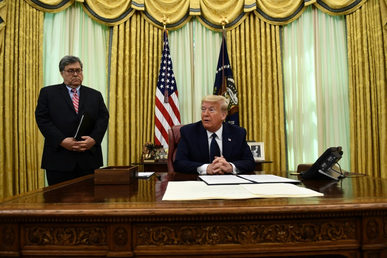 Tổng thống Trump chuẩn bị ký sắc lệnh hành pháp về các công ty truyền thông xã hội tại Phòng Bầu dục hôm 28/5. Ảnh: AFP