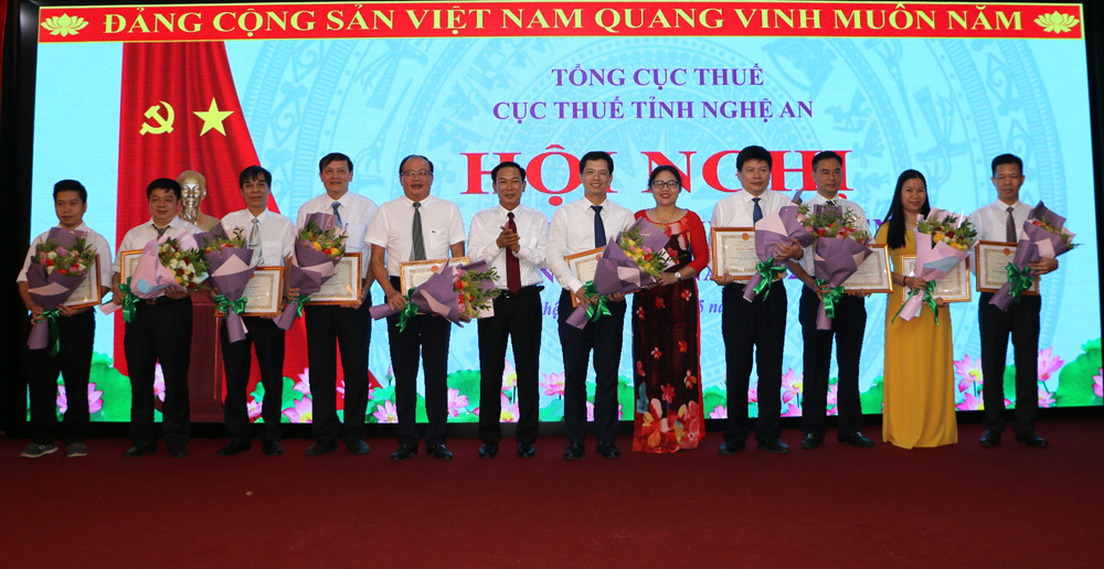 Khen thưởng 10 cá nhân xuất sắc tiêu biểu Phong trào thi đua ngành thuế giai đoạn 2015-2020. Ảnh: Nguyễn Hải