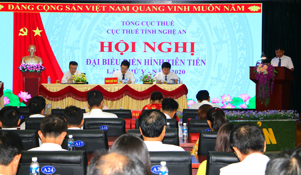 Đoàn chủ tịch điều hành hội nghị điển hình thi đua ngành thuế Nghệ An. Ảnh: Nguyễn Hải