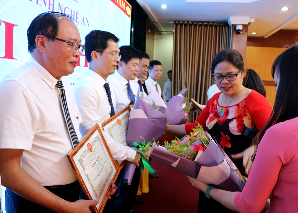 Đại diện Công đoàn Viên chức tỉnh tặng hoa chúc mừng các cá nhân tiêu biểu của ngành thuế. Ảnh: Nguyễn Hải