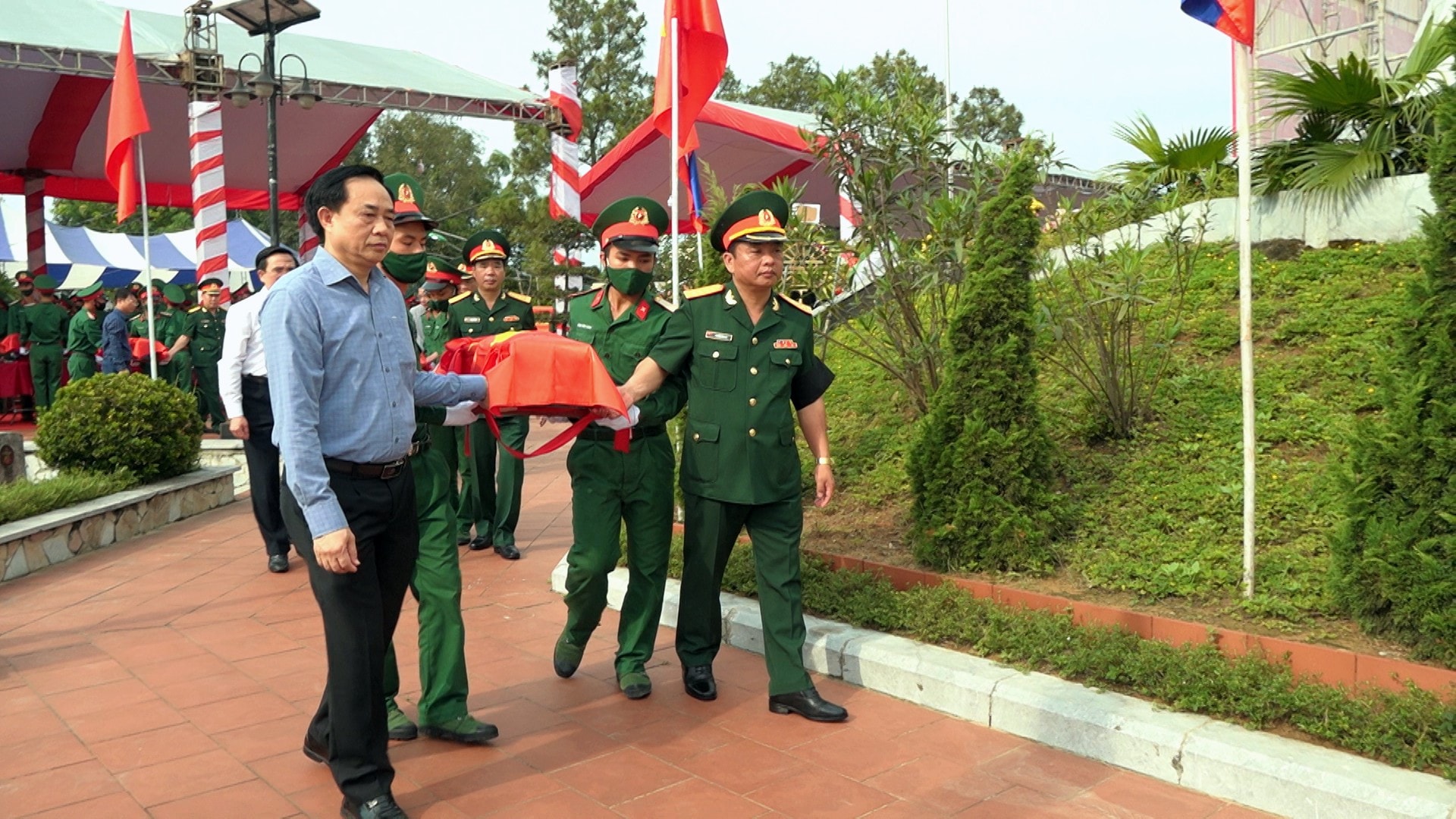 Lãnh đạo Bộ CHQS tỉnh tham gia di chuyển hài cốt liệt sĩ về nơi yên nghỉ tại Nghĩa trang Liệt sĩ huyện Nghi Lộc