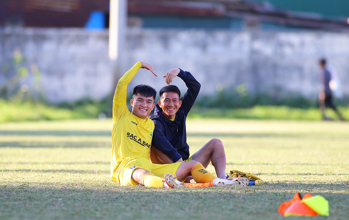 Các cầu thủ tỏ ra rất thoải mái và vui vẻ sau trận thắng trước Bình Định và liên tục được thi đấu 3 trận trên sân nhà. Ảnh: Trung Kiên