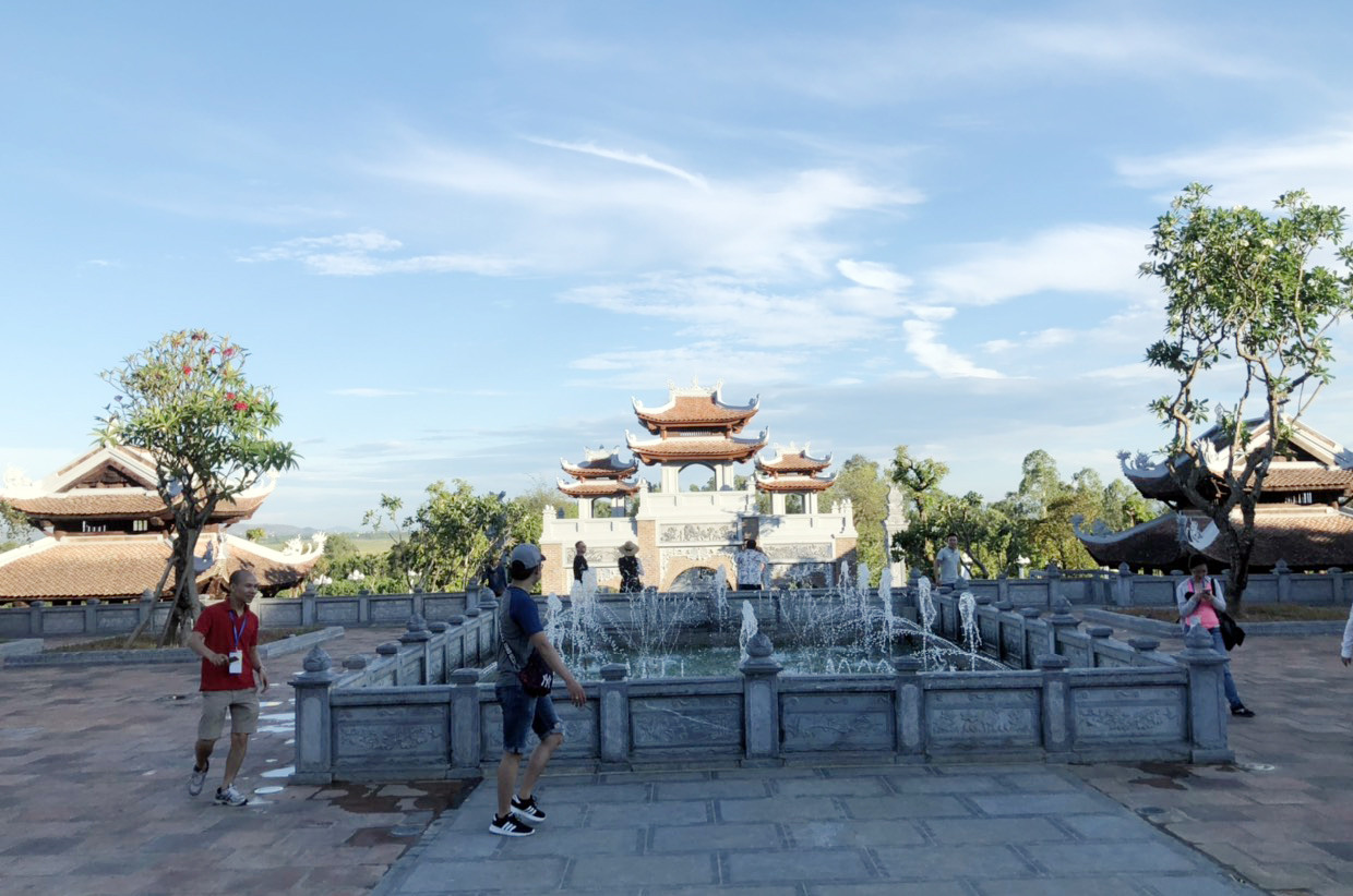 Đoàn famtrip khảo sát tại đền Chung Sơn, xã Kim Liên (Nam Đàn). Ảnh: Vương Bằng