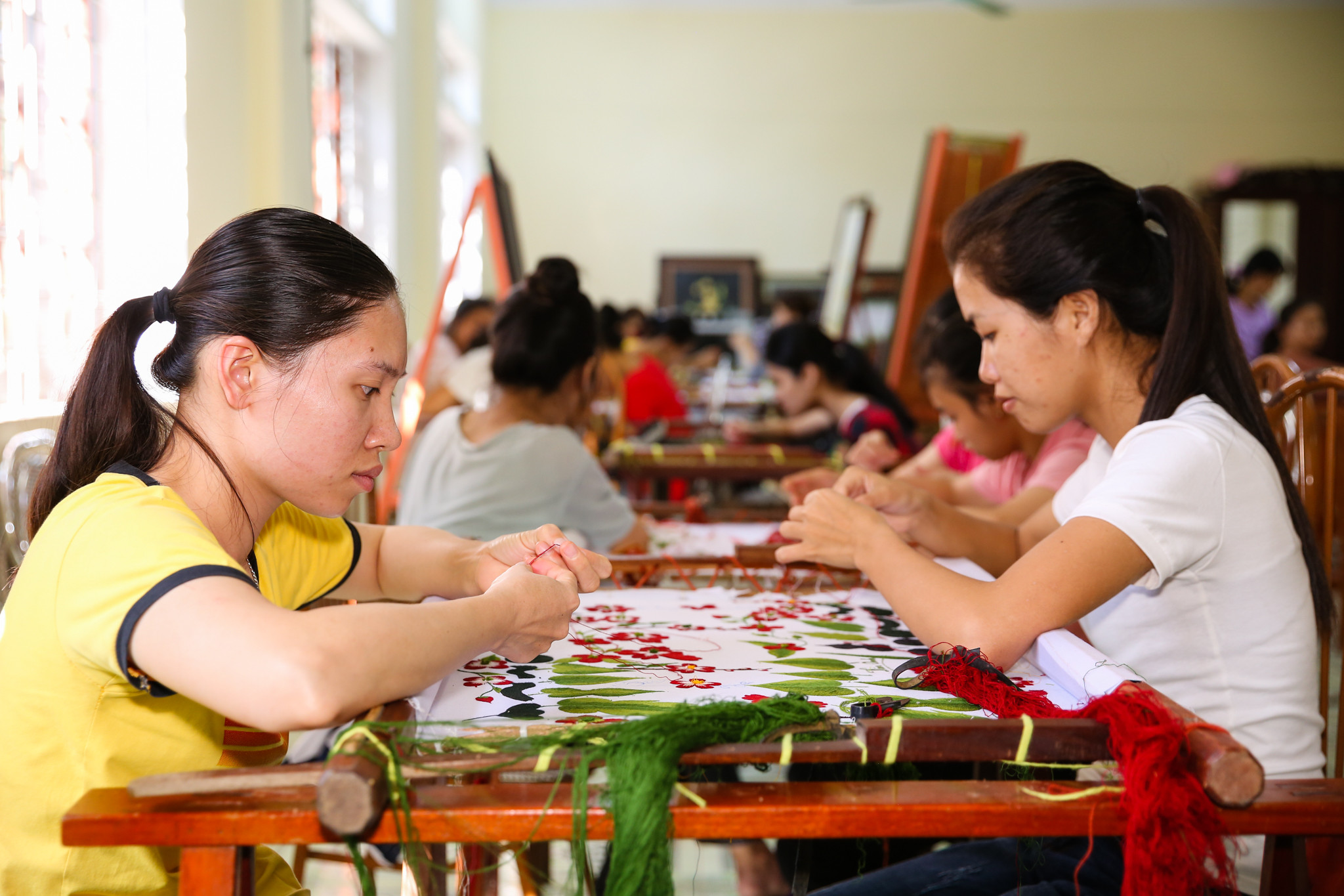 Ngoài học văn hóa các em học sinh ở đây còn được học thêm nghề may, mộc, thêu...