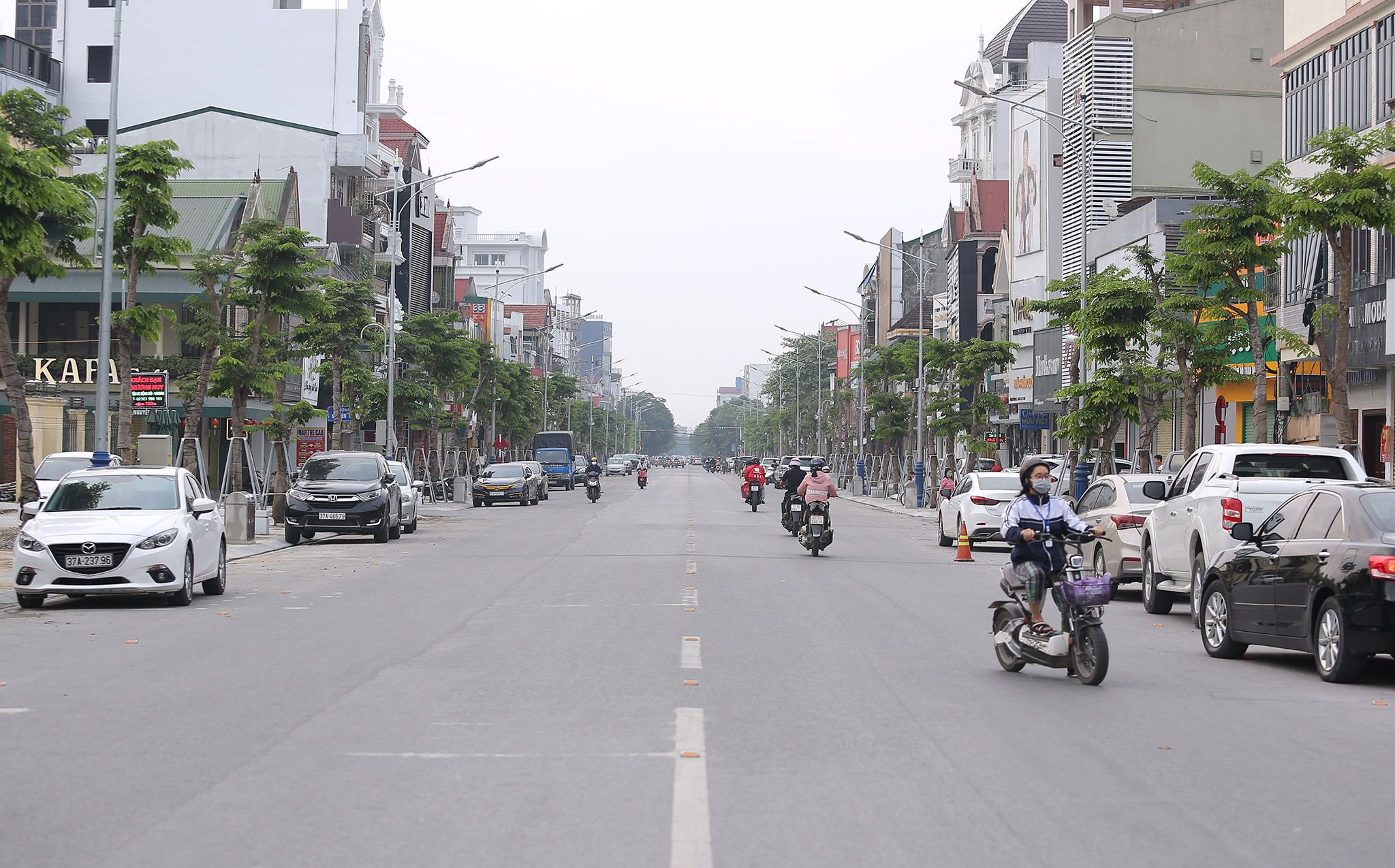 Đường Nguyễn Văn Cừ được UBND Thành phố Vinh đầu tư chỉnh trang để xây dựng tuyến phố đi bộ. Ảnh: Lâm Tùng