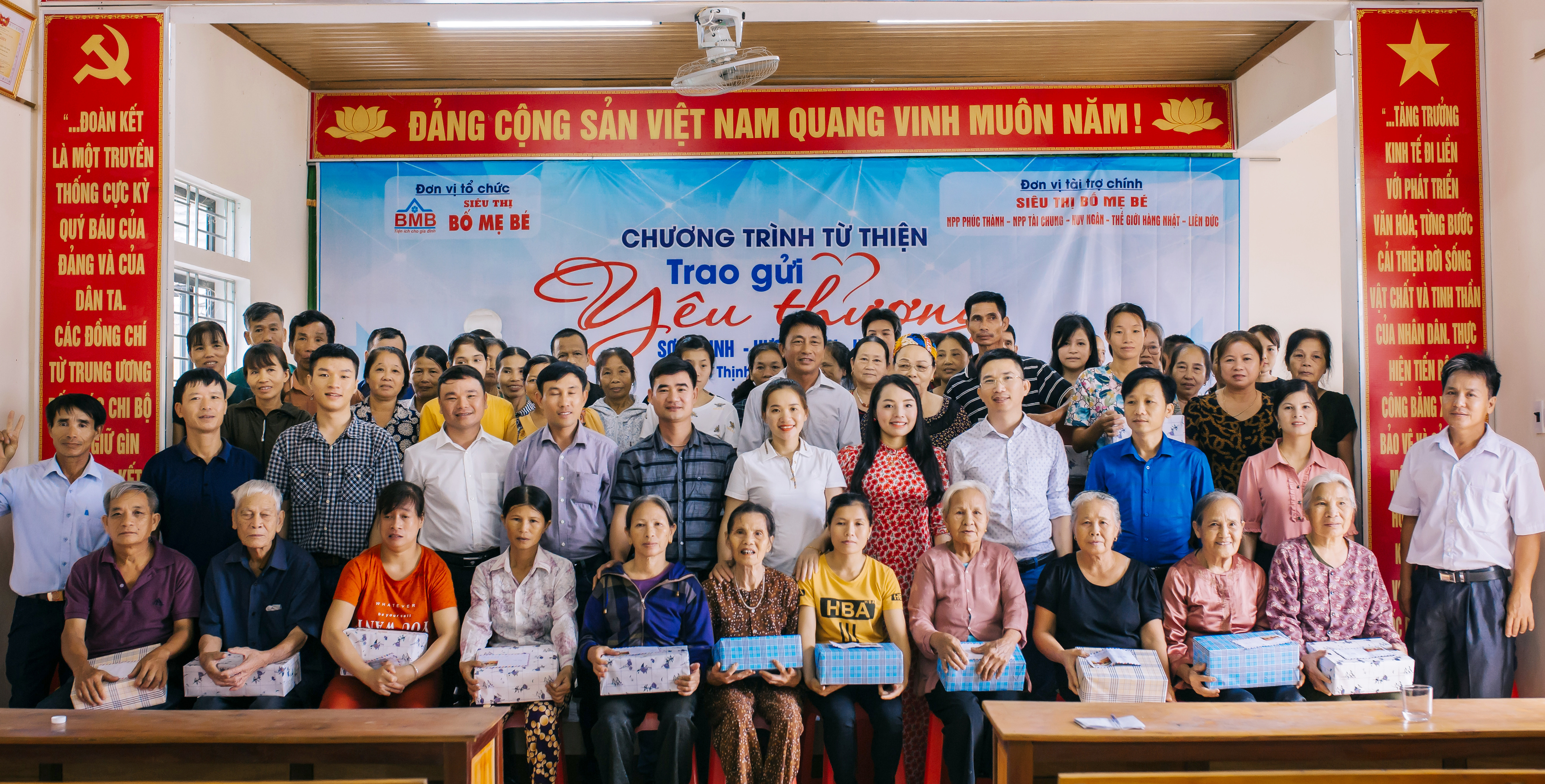 Niềm vui của những người dân xã Sơn Thịnh, Hương Sơn, Hà Tĩnh khi đón nhận sự sẻ chia từ các nhà hảo tâm. 