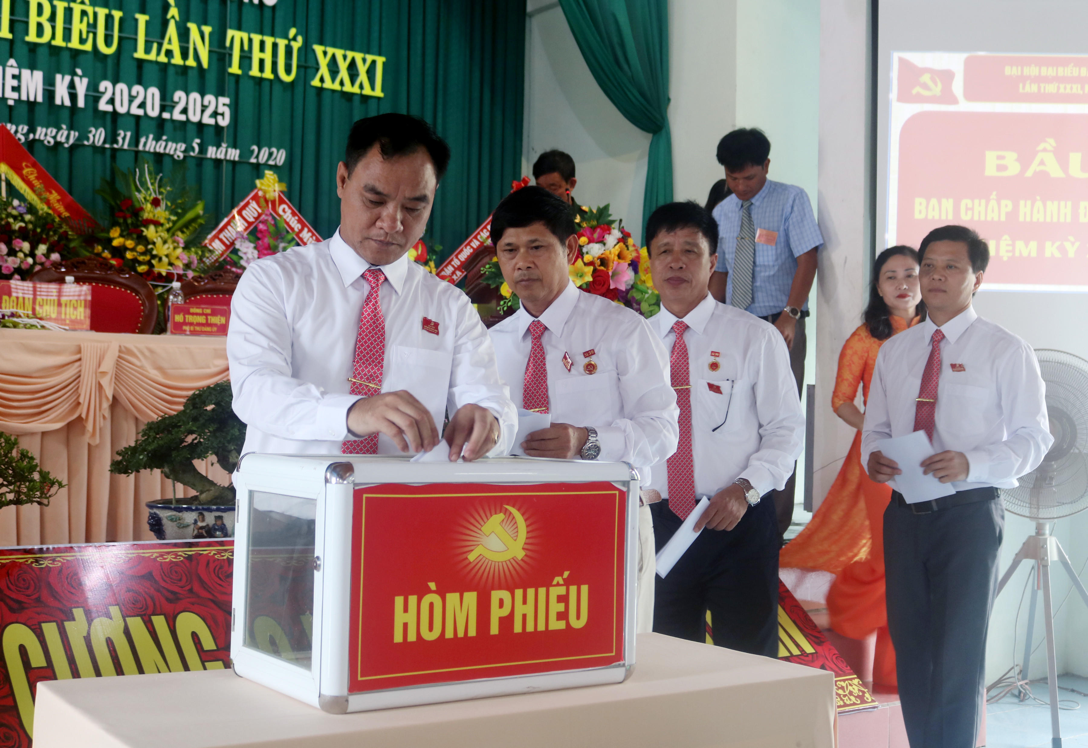 Bỏ phiếu bầu Ban chấp hành Đảng bộ xã Quỳnh Lương nhiệm kỳ 2020 - 2025.Ảnh:Thanh Toàn