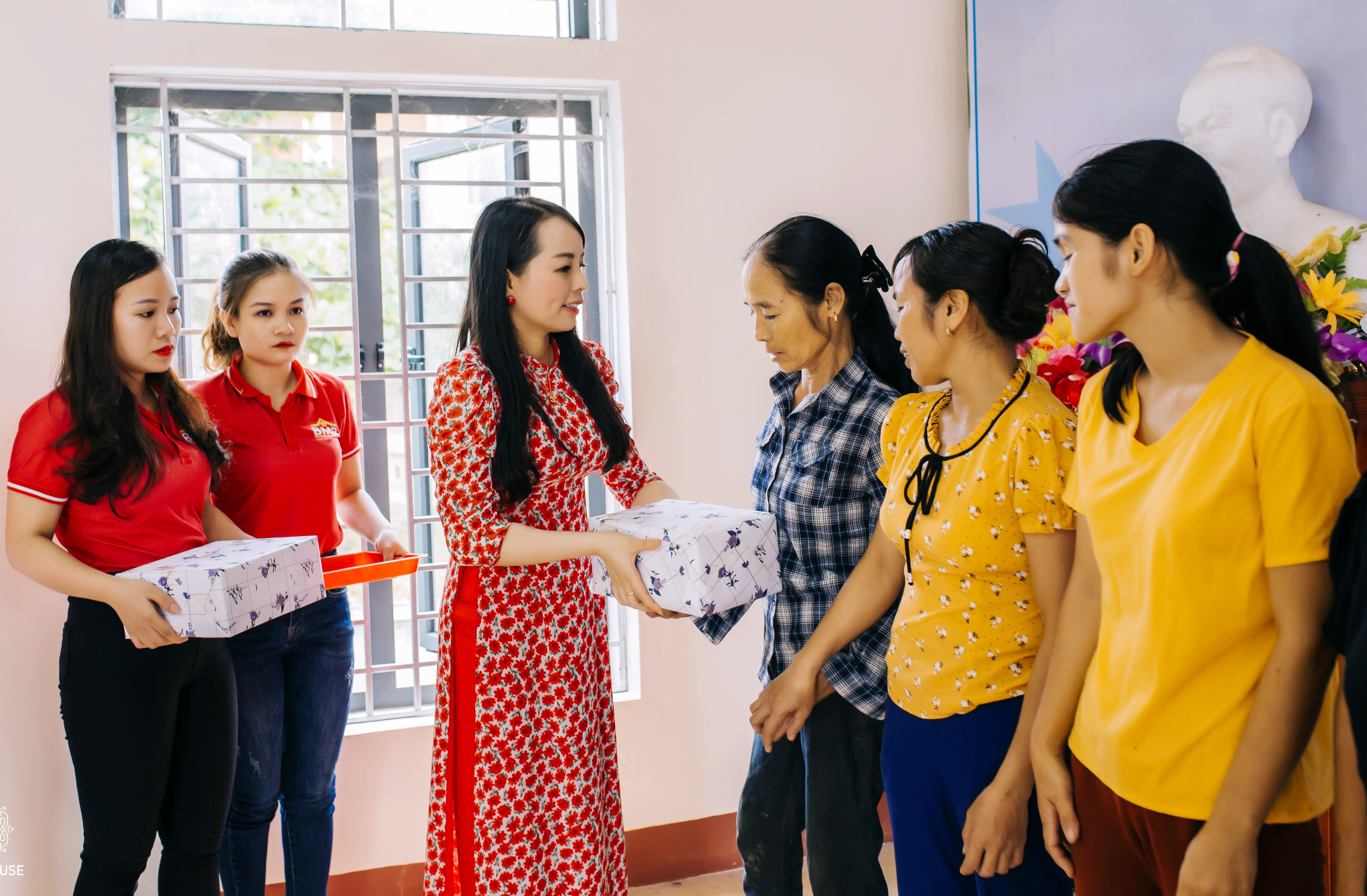 Chị Nguyễn Thị Huyền – Giám đốc Siêu thị Bố Mẹ Bé (BMB) thực  hiện tâm nguyện giúp đỡ, hỗ trợ người dân nghèo ở quê hương. 