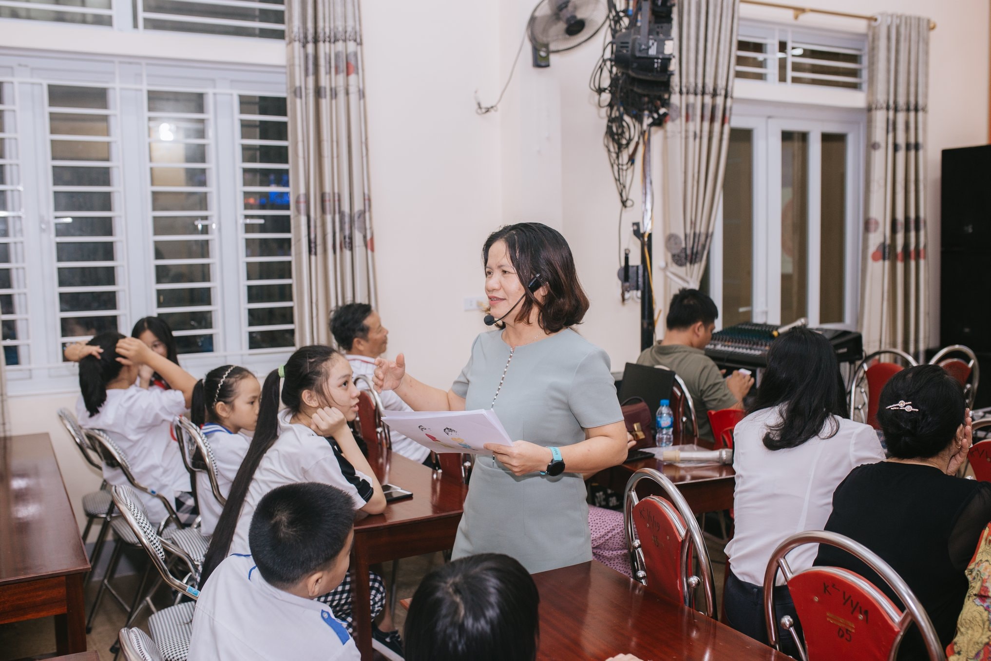 Bà Nguyễn Phương Lan tại một buổi dạy kỹ năng cho học sinh 2. Ảnh: NVCC