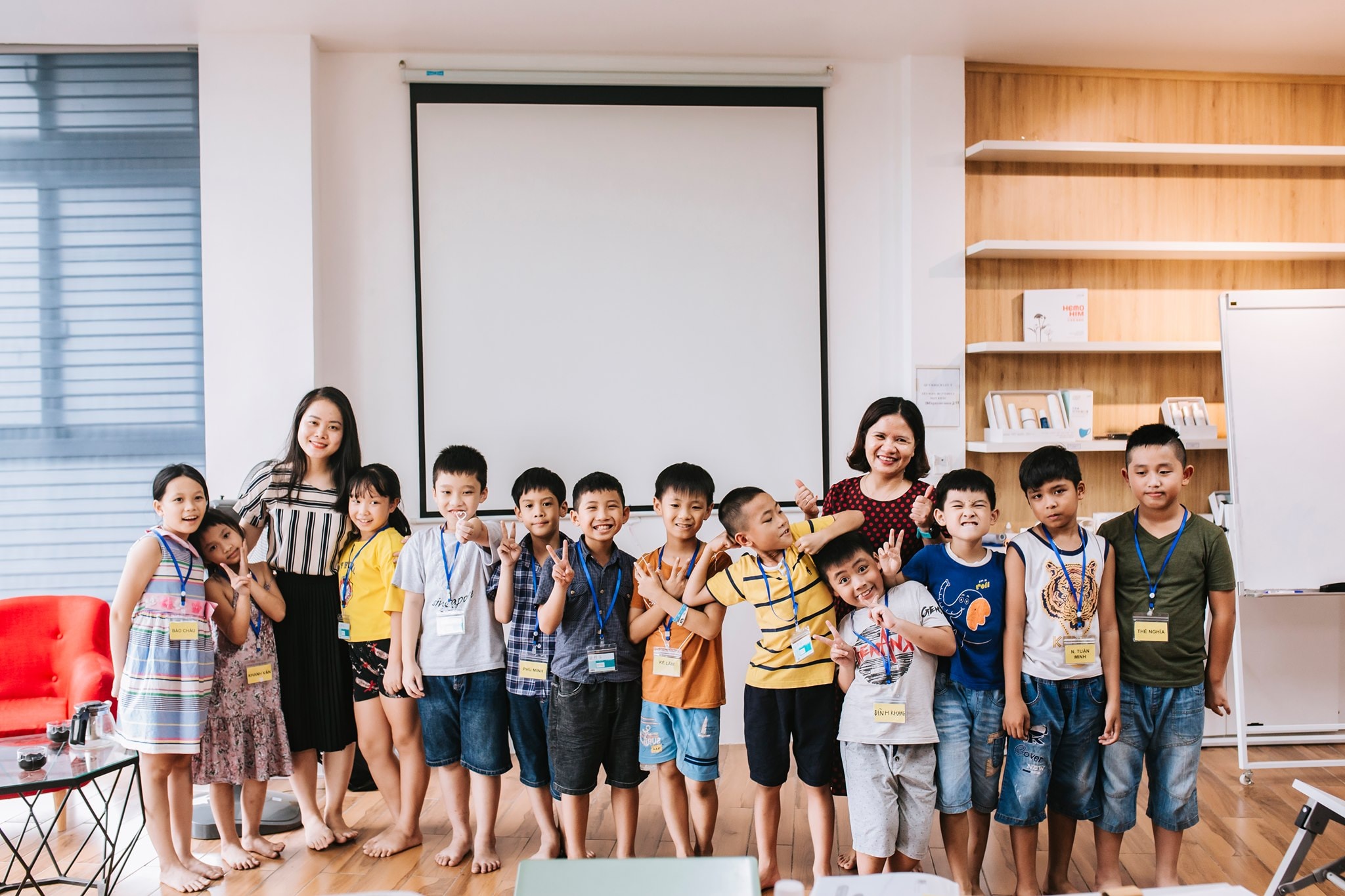 Cô giáo Nguyễn Phương Lan cùng các học trò. Ảnh: NVCC