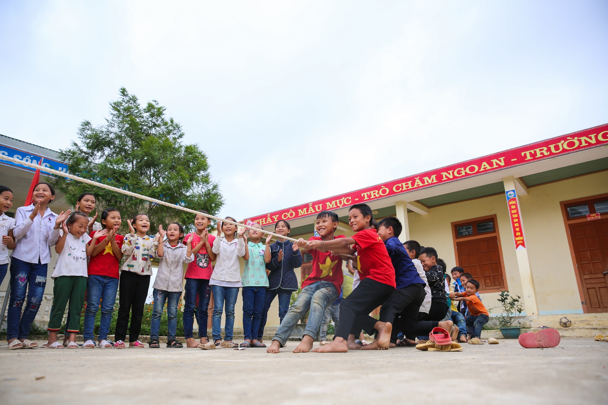 Về tinh thần, trẻ con lớn lên ở những vùng nông thôn các em được tự do nhiều hơn. Điều ấy cũng khiến cho việc phát triển và sáng tạo của các em ở những vùng này tốt hơn nhiều. Ảnh: Đức Anh