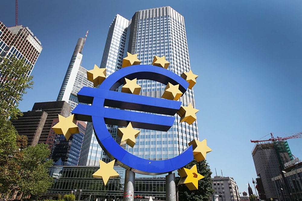 Biểu tượng đồng euro tại Frankfurt, Đức. Ảnh: AP