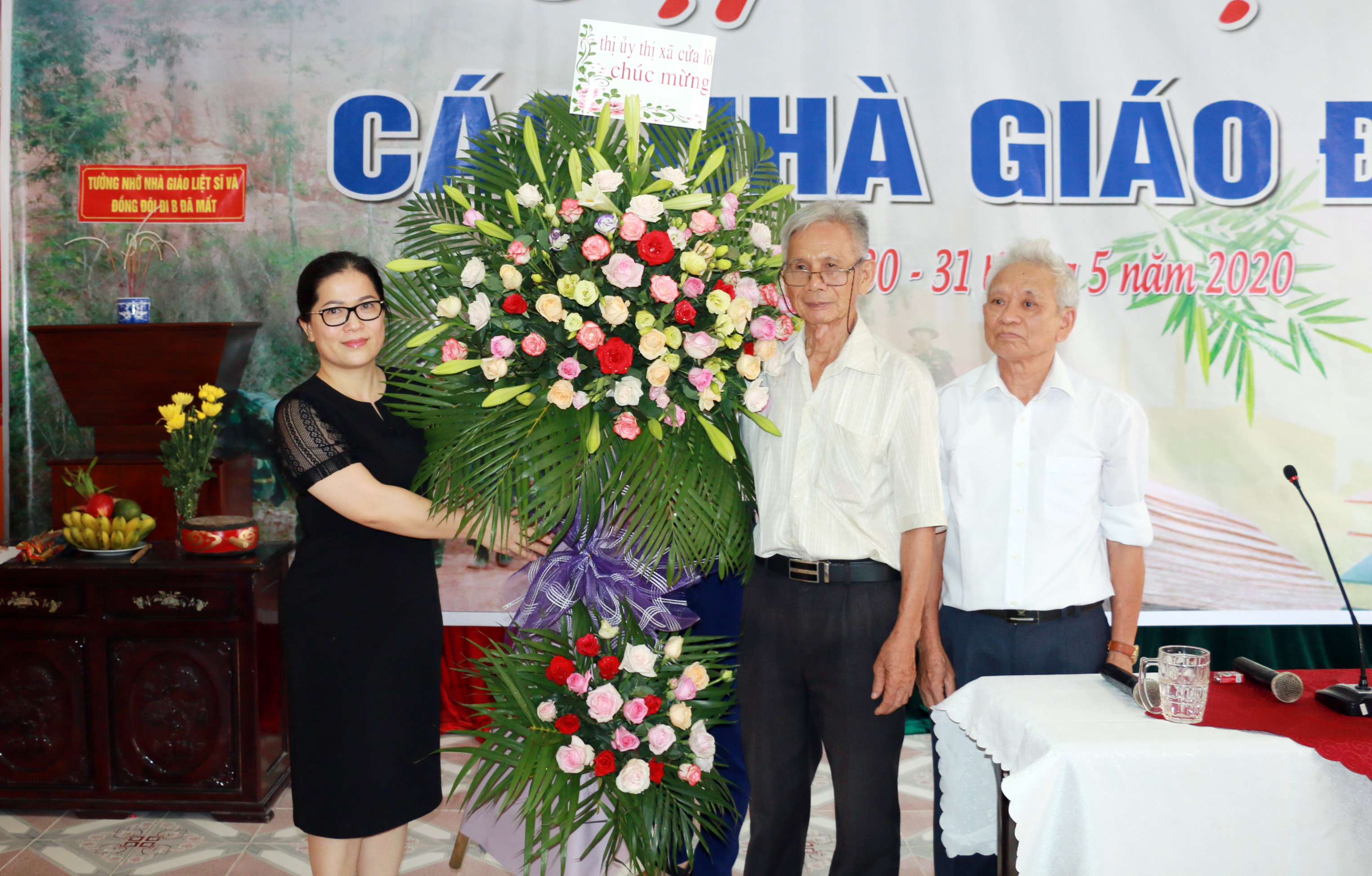 Bí thư Thị xã Cửa Lò Nguyễn Thị Kim Chi tặng hoa cho Ban liên lạc Các nhà giáo đi B. Ảnh: Mỹ Hà