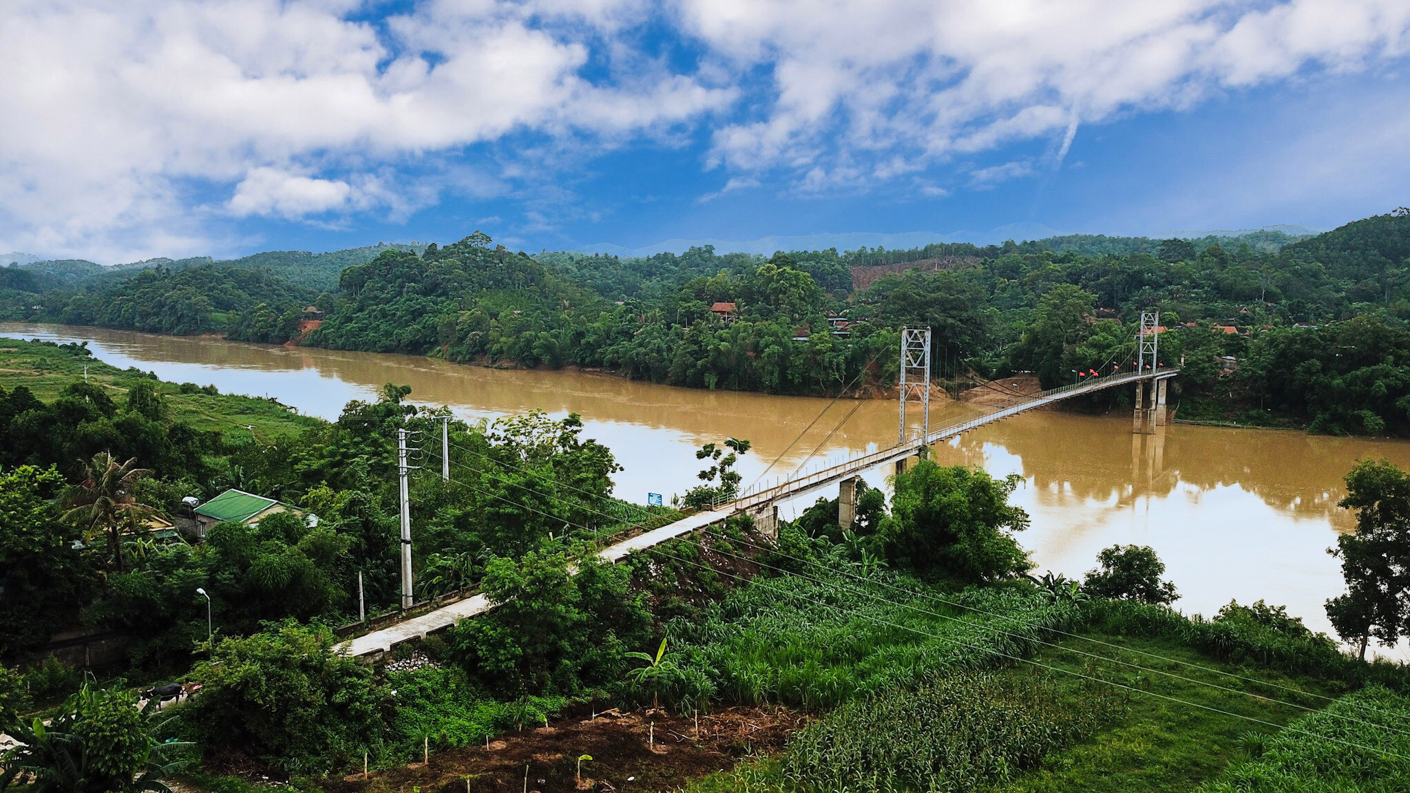 Đến với các bản làng trên địa bàn huyện Con Cuông, du khách thường được đi qua những chiếc cầu treo bắc qua sông, suối. Trong ảnh, cầu treo khe Rạn đến với bản du lịch cộng đồng khe Rạn, xã Bồng Khê. Ảnh: Hải Vương