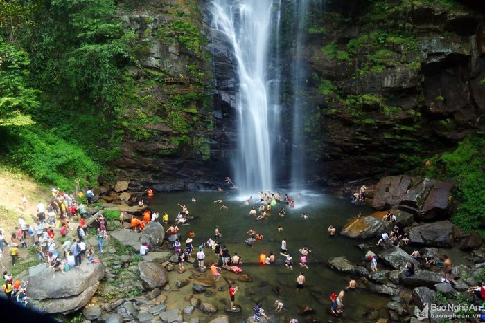 Vẻ đẹp thơ mộng, tự nhiên của thác Khe Kèm đã được nhiều khách du lịch tìm đến khám phá hàng năm. Ảnh: Bá Hậu