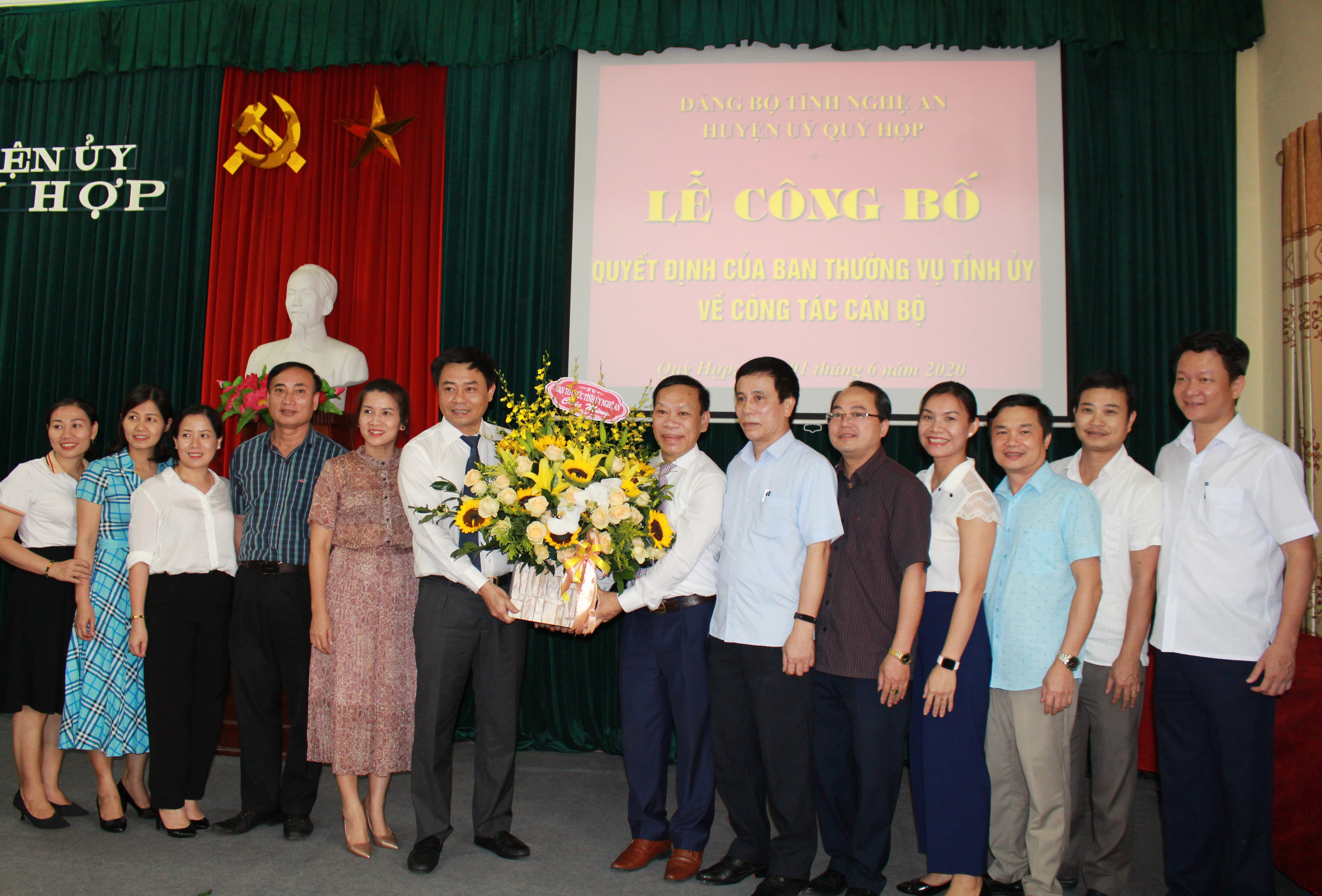 Các đồng chí Ban Tổ chức Tỉnh ủy tặng hoa chúc mừng đồng chí Cao Đức Trung. Ảnh: Phan Giang
