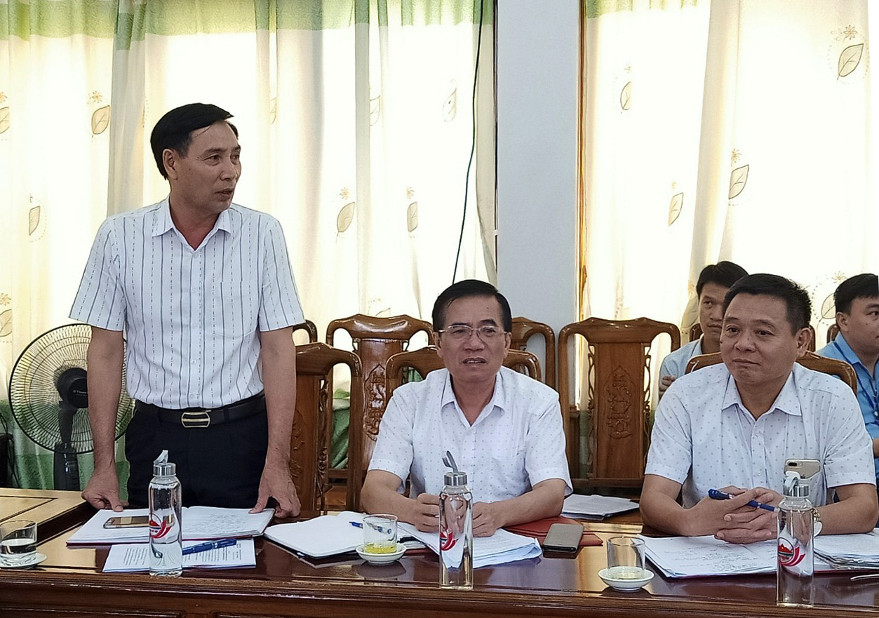 Đồng chí Nguyễn Đình Tùng - Chủ tịch UBND huyện Quỳ Hợp nêu ý kiến tại buổi làm việc với đoàn giám sát của HĐND tỉnh. Ảnh: Thu Hường