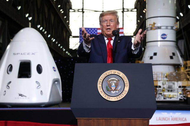 Tổng thống Mỹ Donald Trump phát biểu sau khi Mỹ lần đầu tiên phóng thành công tàu vũ trụ đưa phi hành gia lên Trạm Vũ trụ Quốc tế (ISS) kể từ năm 2011 đến nay. Ảnh: Reuters