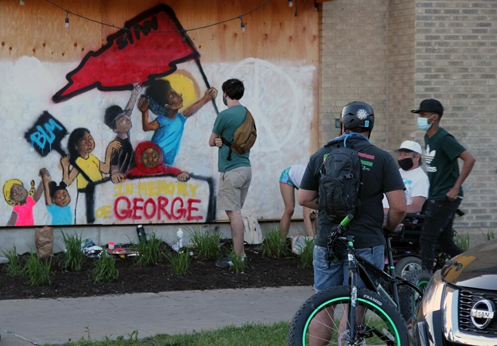 Bích họa graffiti tưởng niệm George Floyd, nạn nhân chết dưới tay cảnh sát ở Minneapolis. Ảnh: Sputnik