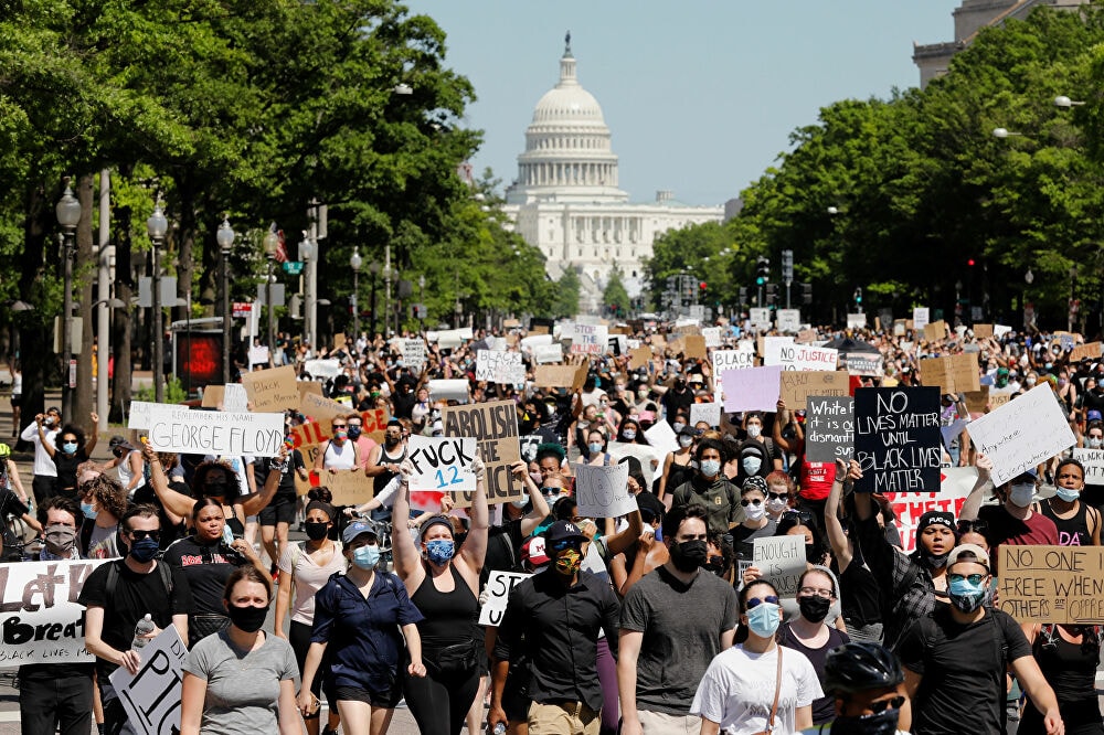 Đám đông biểu tình bên ngoài Điện Capitol trụ sở Quốc hội Mỹ ở Washington. Ảnh: Reuters