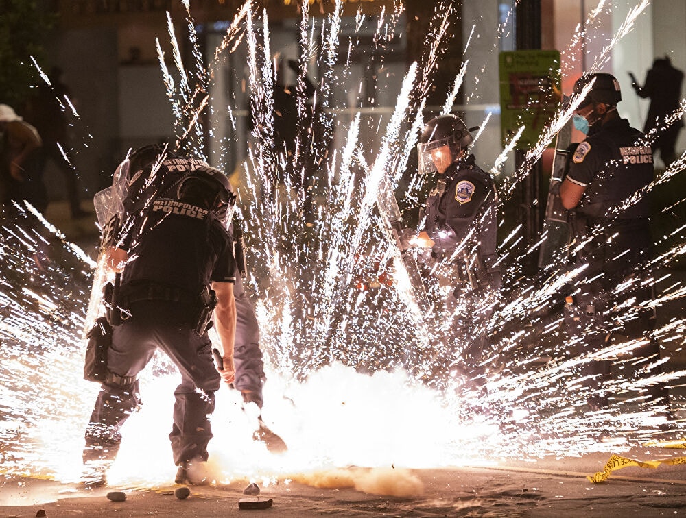 Người biểu tình ném pháo nổ ở Washington. Ảnh: AFP