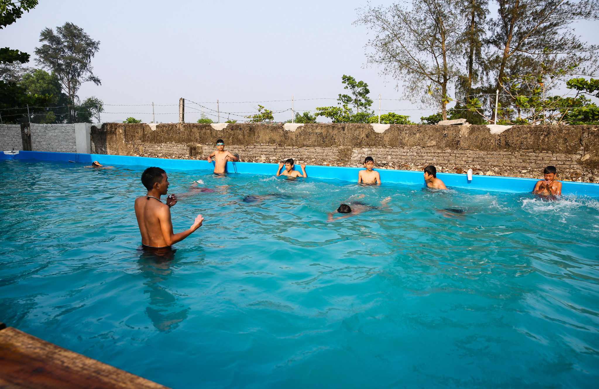 Dạy bơi cho học sinh tại Trường THPT Phùng Chí Kiên - Diễn Châu. Ảnh; Đức Anh