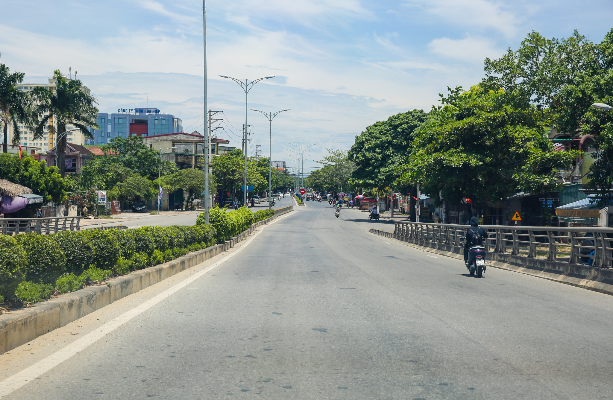 Các con đường có nhiều người qua lại thường ngày cũng trở nên vắng vẻ hơn trong những ngày nắng nóng. Trong ảnh là đường Nguyễn Sinh Sắc lúc 11h trưa. Ảnh: Đức Anh
