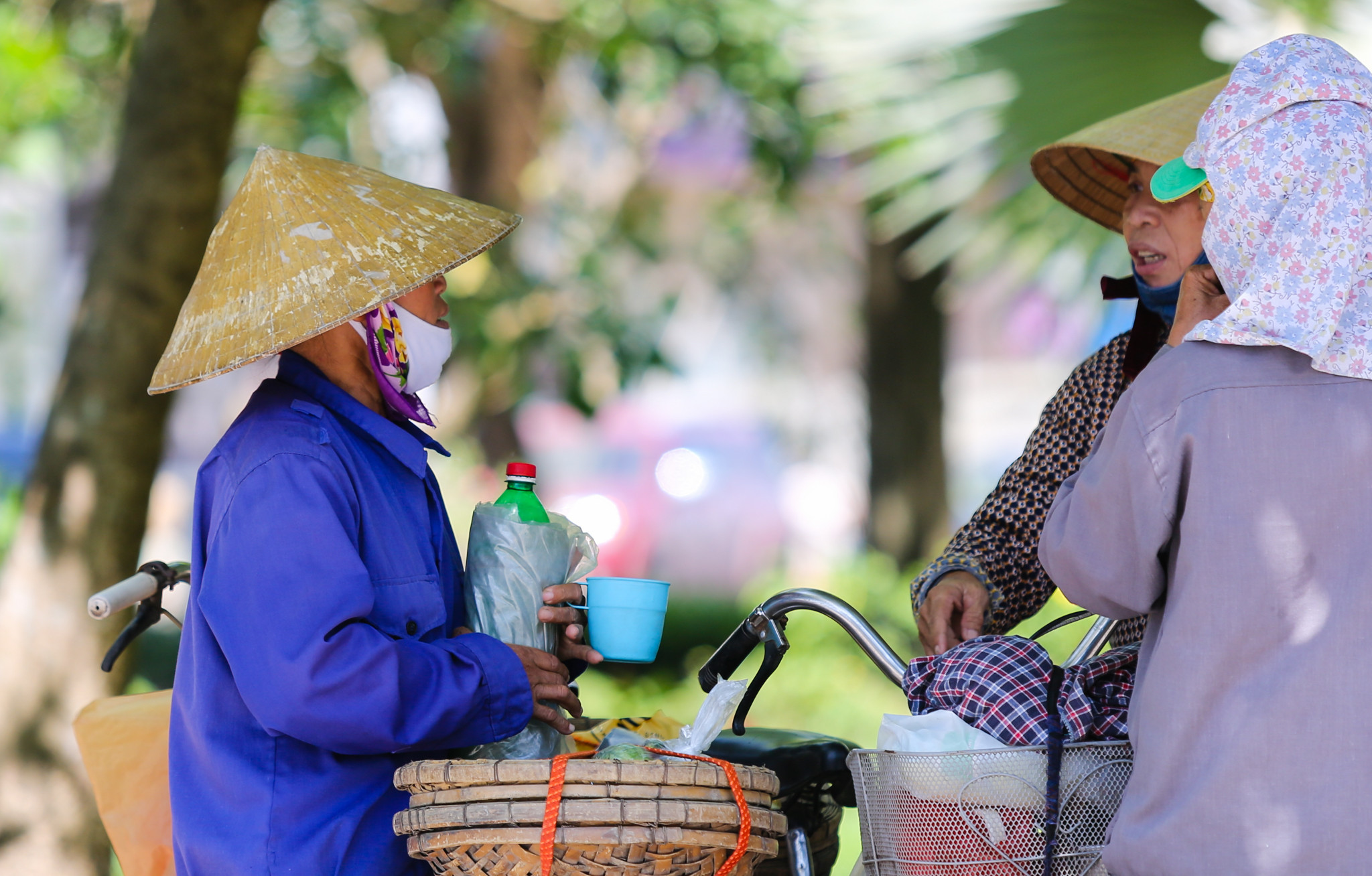 Do trời quá nóng nên nhiều người làm nghề cửu vạn phải đem theo cả bình nước để uống liên tục. Ảnh: Đức Anh