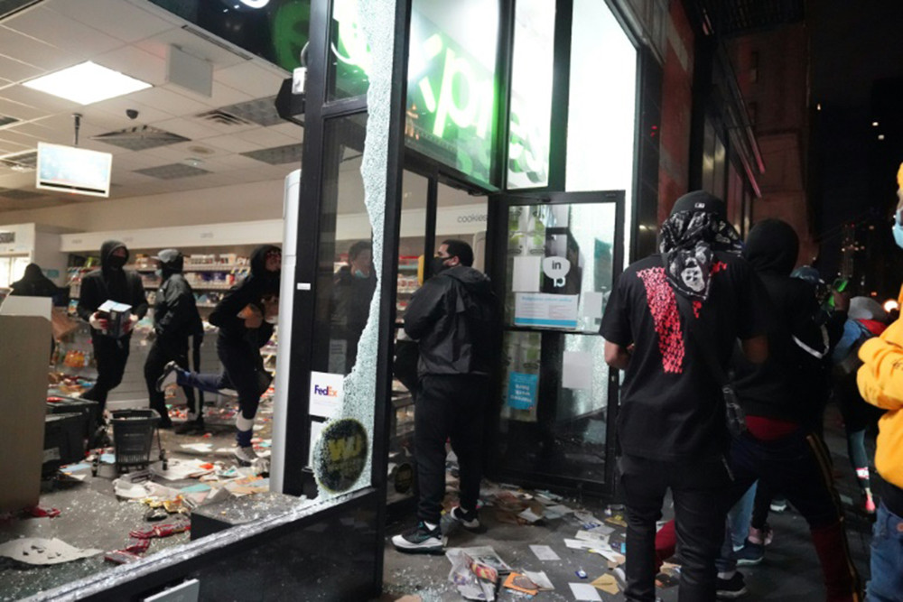 Những kẻ cướp phá nhắm vào các cửa hàng ở nhiều nơi, bao gồm các cửa hiệu xa xỉ phẩm và các cửa hàng điện tử. Ảhh: AFP