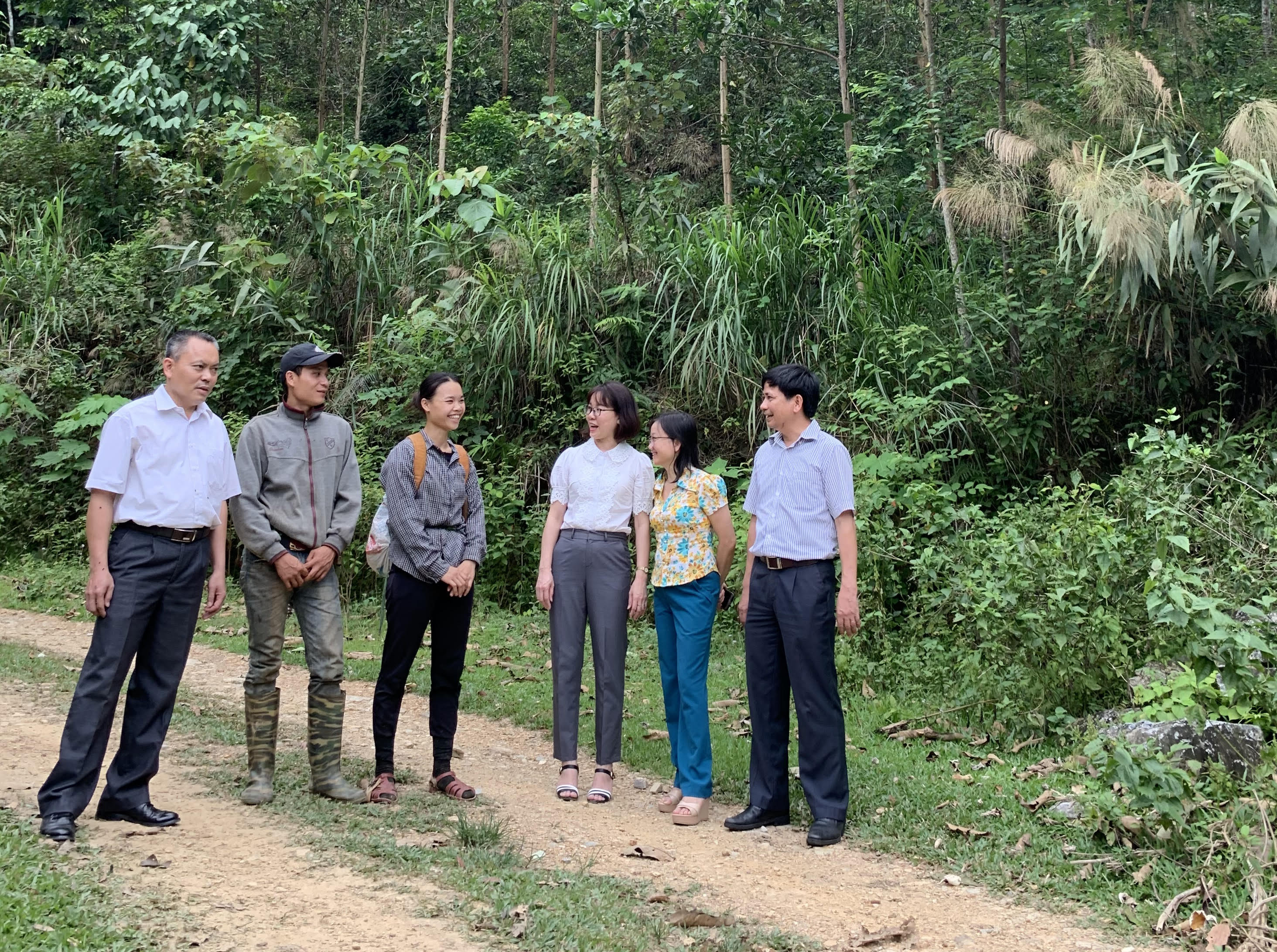 Đoàn khảo sát việc thực hiện chính sách tại Công ty TNHH Một thành viên Lâm nghiệp Con Cuông. Ảnh: Mai Hoa