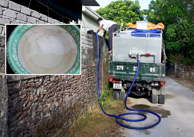 Nguồn nước ngầm bị nhiễm mặn, phèn nên người dân xã Sơn Hải, Quỳnh Lưu thường xuyên phải mua nước từ các xe chở nước. Ảnh: Hồng Diện