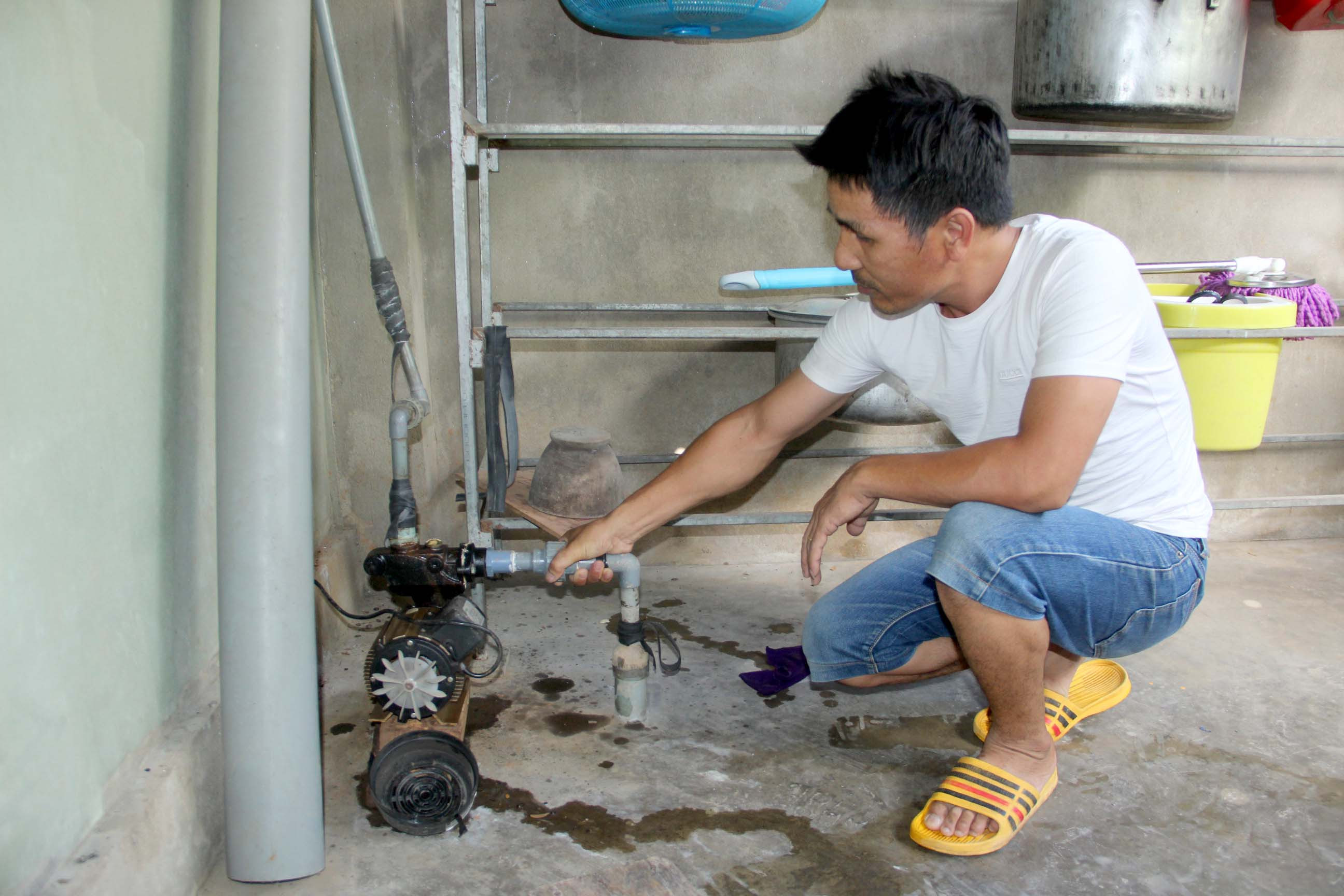 Tại các xã ven biển Diễn Châu, người dân phải khoan nước ngầm để sử dụng. Ảnh: Quang An