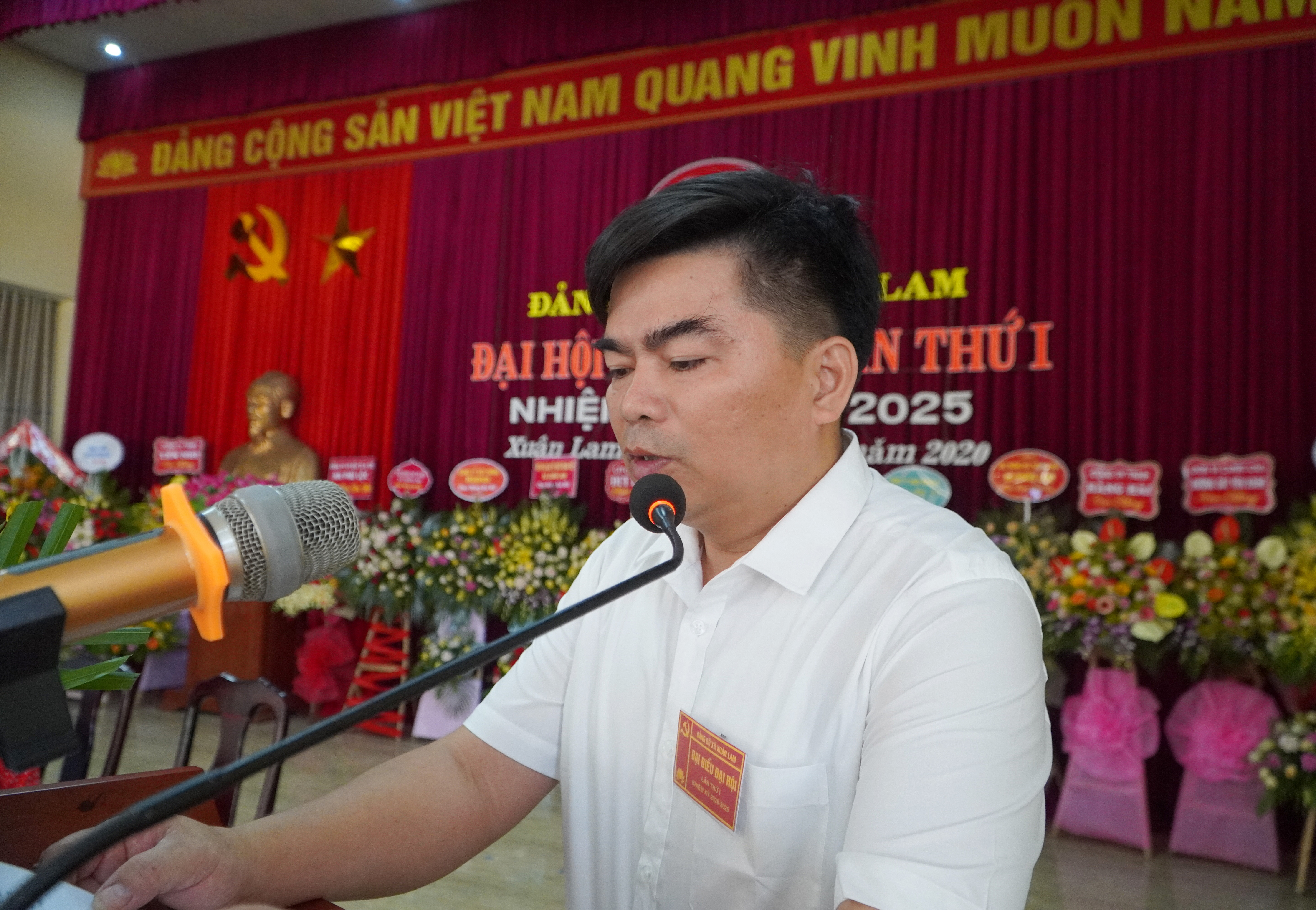 Đồng chí Nguyễn Hữu Phận- Phó Bí thư Đảng ủy, Chủ tịch UBND xã trình bày báo cáo chính trị tại đại hội. Ảnh: 