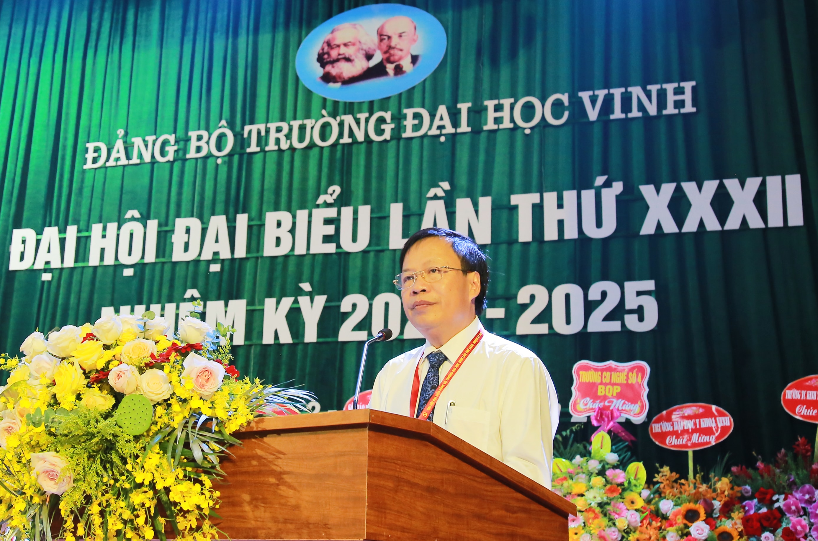 PGS.TS Đinh Xuân Khoa - Bí thư Đảng ủy, Hiệu trưởng Trường Đại học Vinh phát  biểu khai mạc đại hội. Ảnh: Thanh Lê