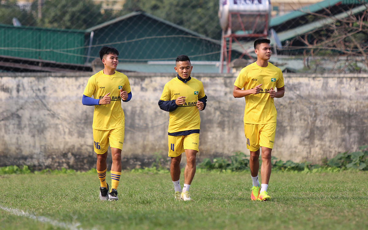 Thái Bá Sang và Lê Thành Lâm là hai trung vệ trẻ của SLNA được đăng ký tại V.League 2020. Ảnh: Xuân Thủy