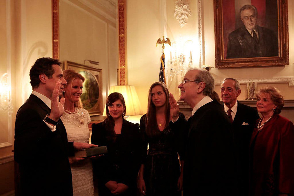 Ông Andrew Cuomo tuyên thệ nhậm chức Thống đốc bang New York hồi năm 2010. Ảnh: New York Times