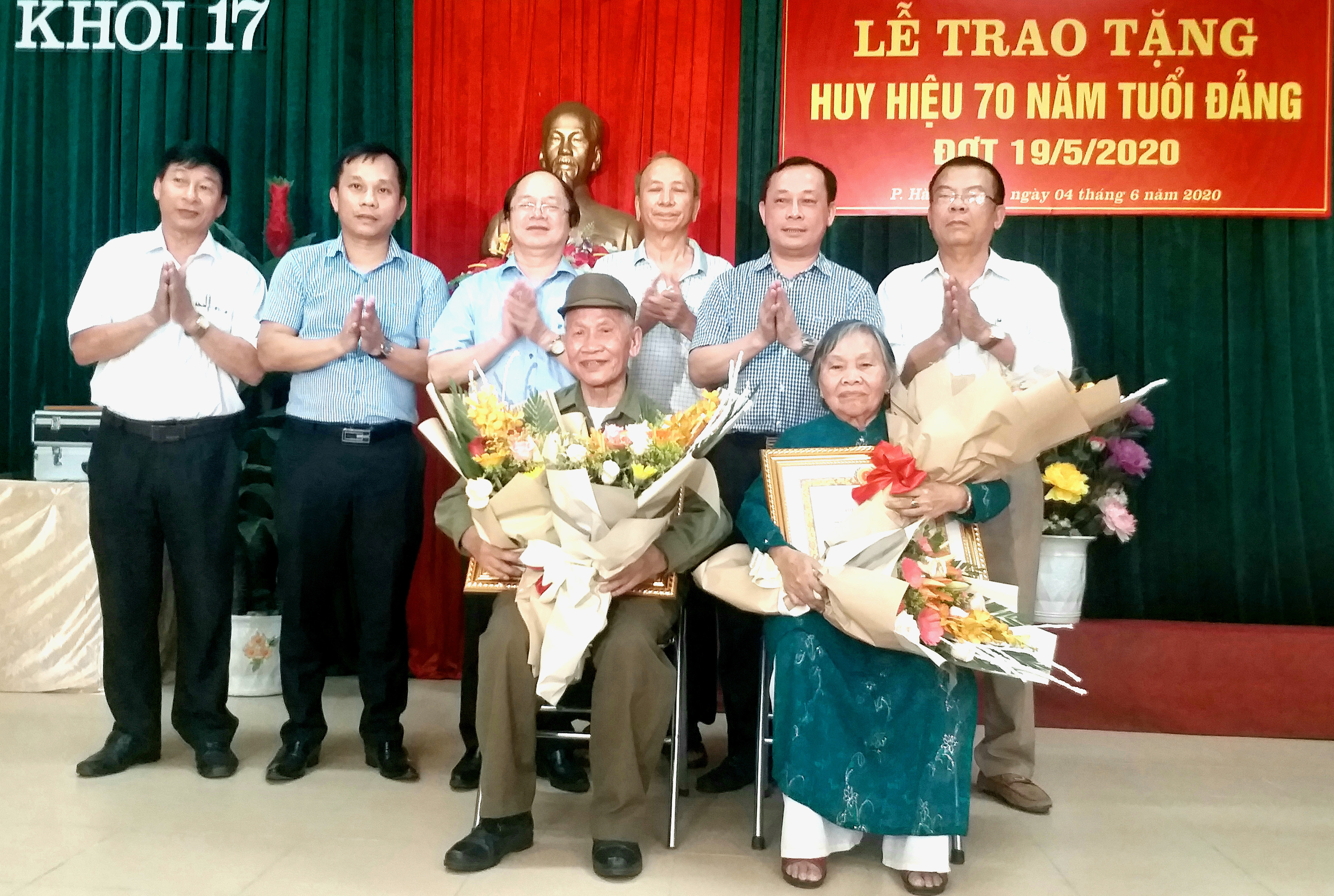 Đồng chí Nguyễn Đức Đồng - Ủy viên BTV Tỉnh ủy, Bí thư Thành ủy Vinh trao Huy hiệu cho các đảng viên tại phường Hà Huy Tập. Ảnh Ngân Hà