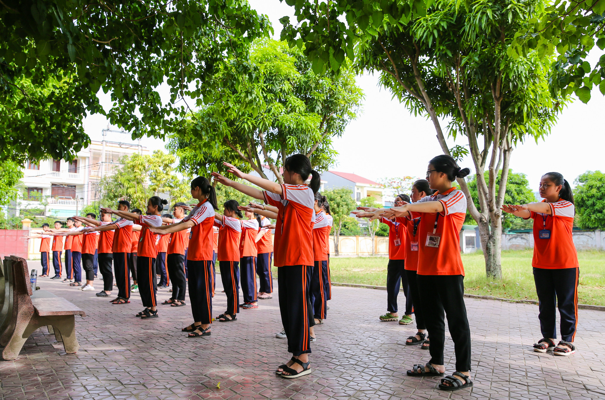 Vì thời tiết rất nóng nên tiết học thể dục của các em học sinh trường THPT Hà Huy Tập được thầy giáo cho học ở dưới các tán cây lớn để tránh nắng cho các em học sinh. Ảnh: Đức Anh