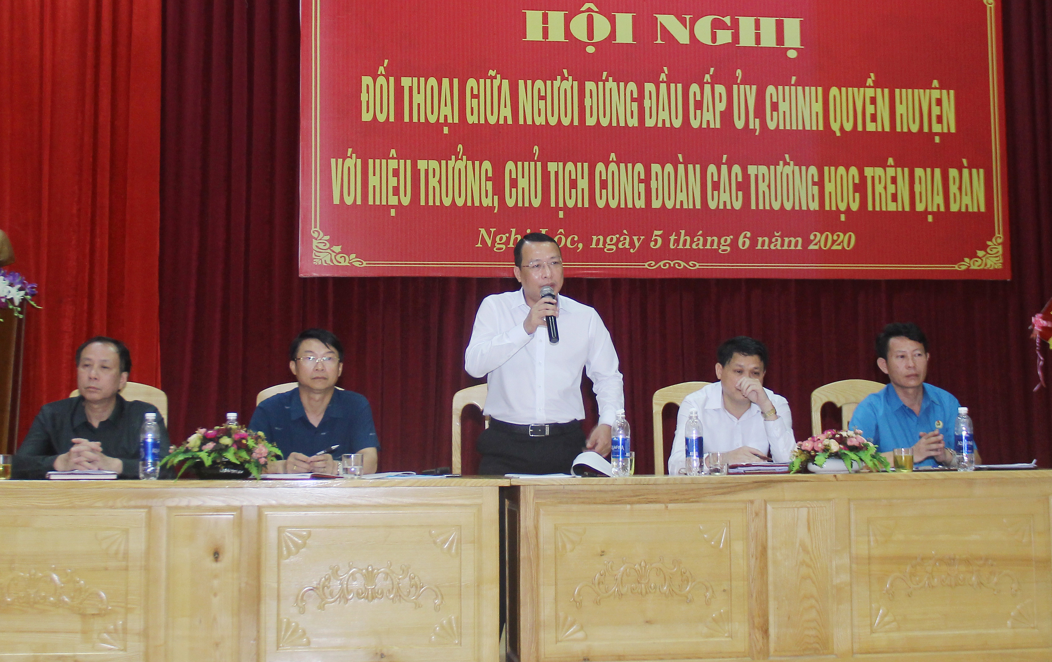 Sáng 5/6, huyện Nghi Lộc tổ chức hội nghị đối thoại giữa người đứng đầu cấp ủy, chính quyền huyện với hiệu trưởng, chủ tịch Công đoàn 86 trường thuộc 3 cấp học trên địa bàn toàn huyện. Ảnh: Mai Hoa